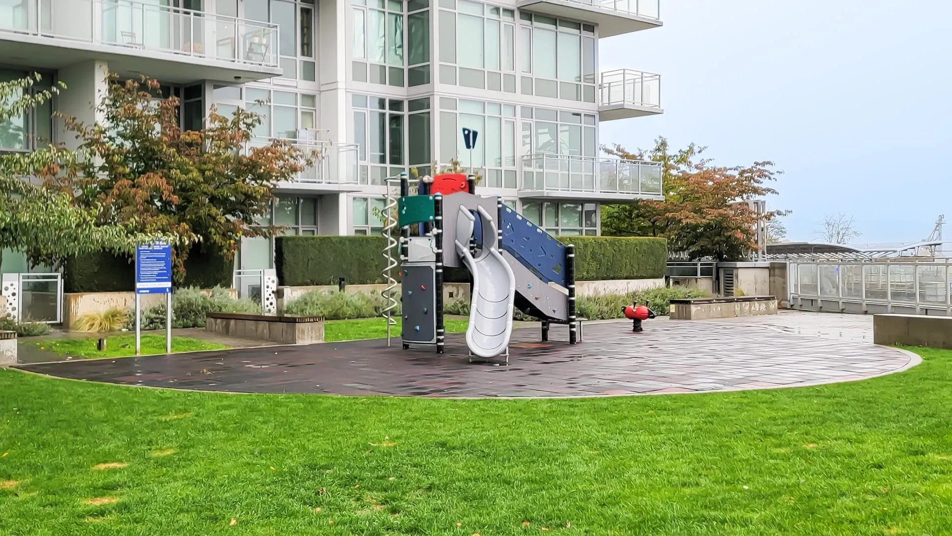 2101 258 Nelson's Court