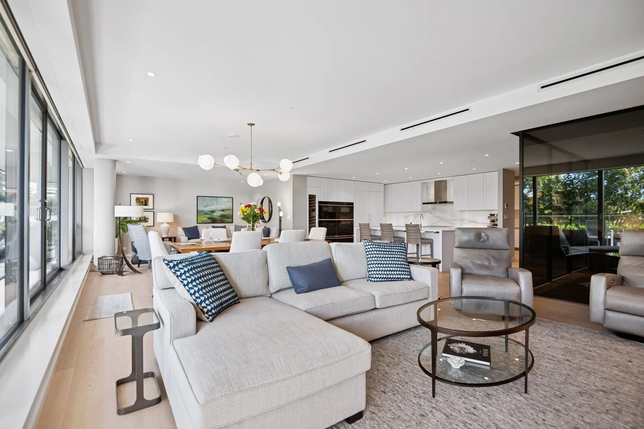 209 1355 Bellevue Avenue