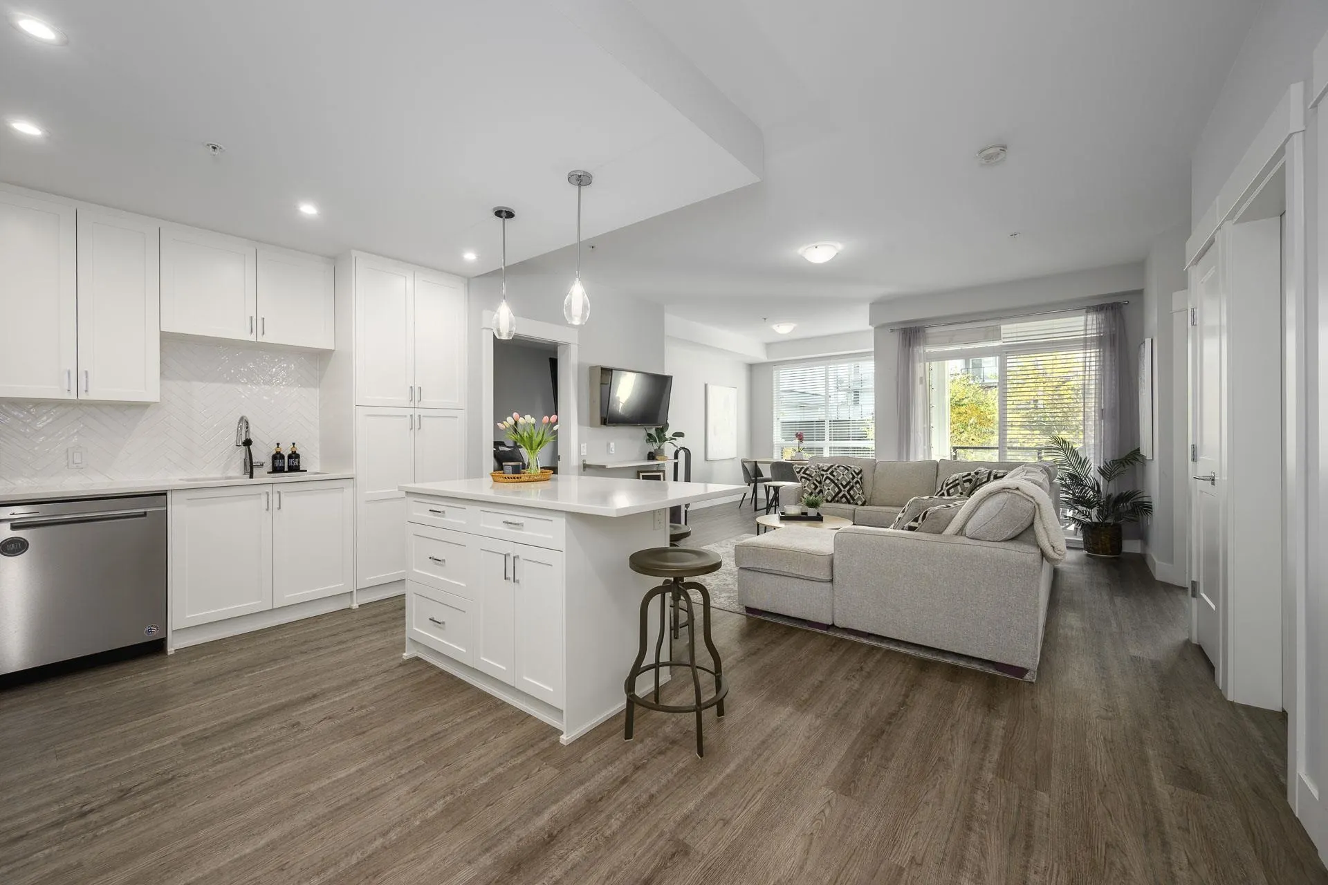 3313 2180 Kelly Avenue