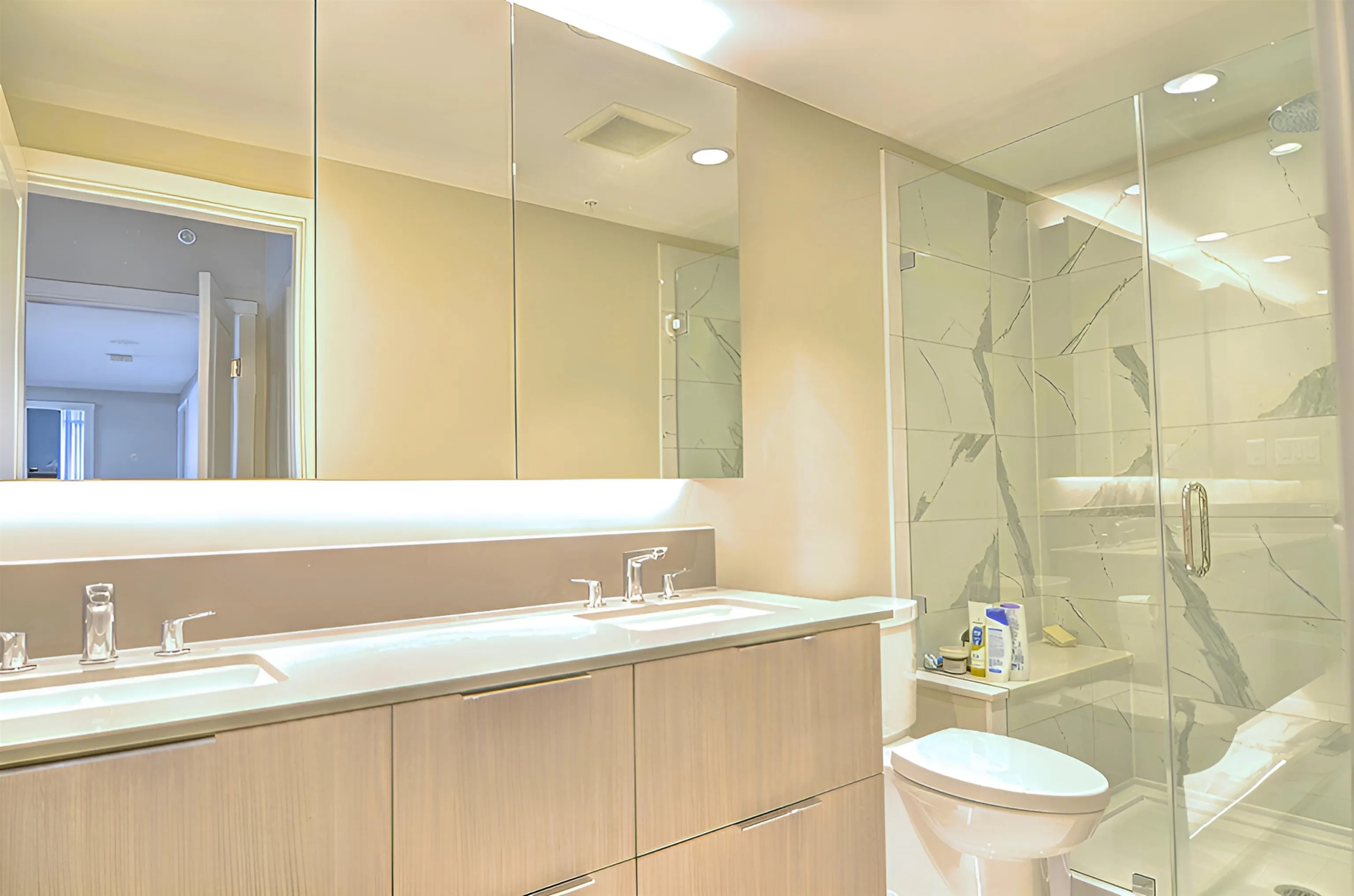 2405 1182 Westwood Street