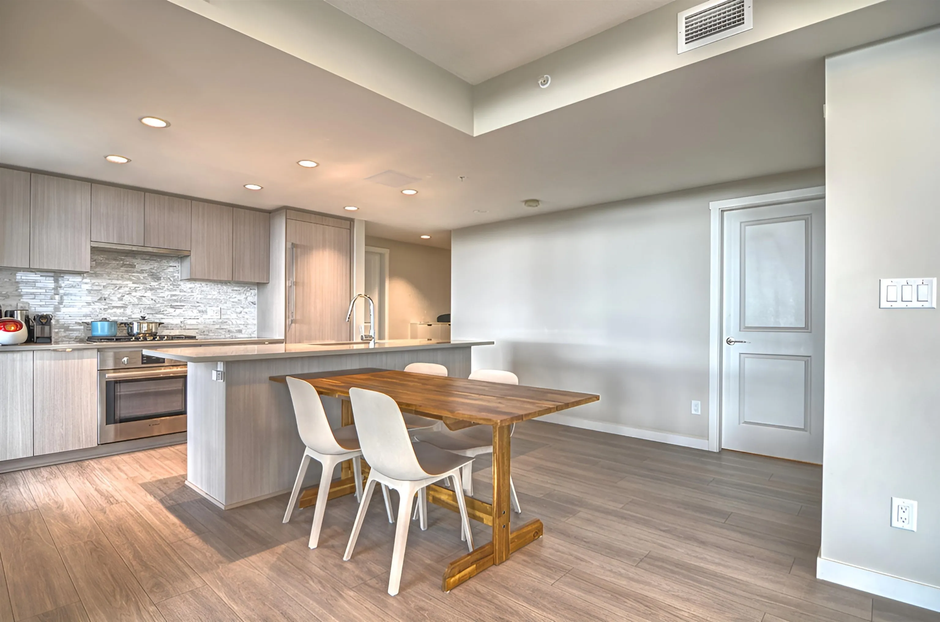 2405 1182 Westwood Street