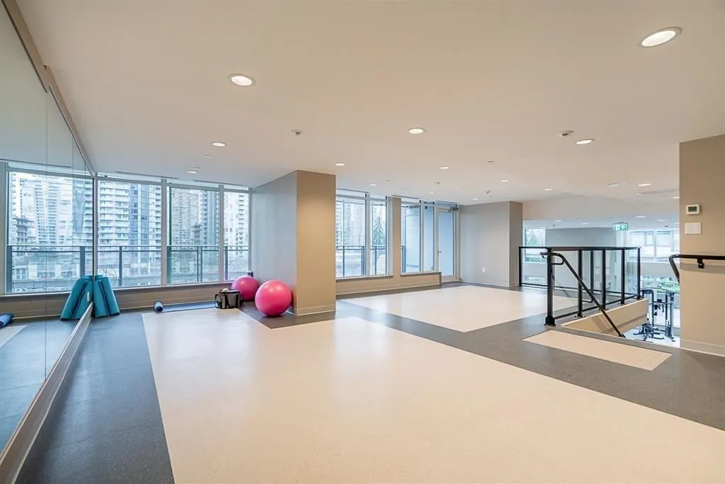 2405 1182 Westwood Street