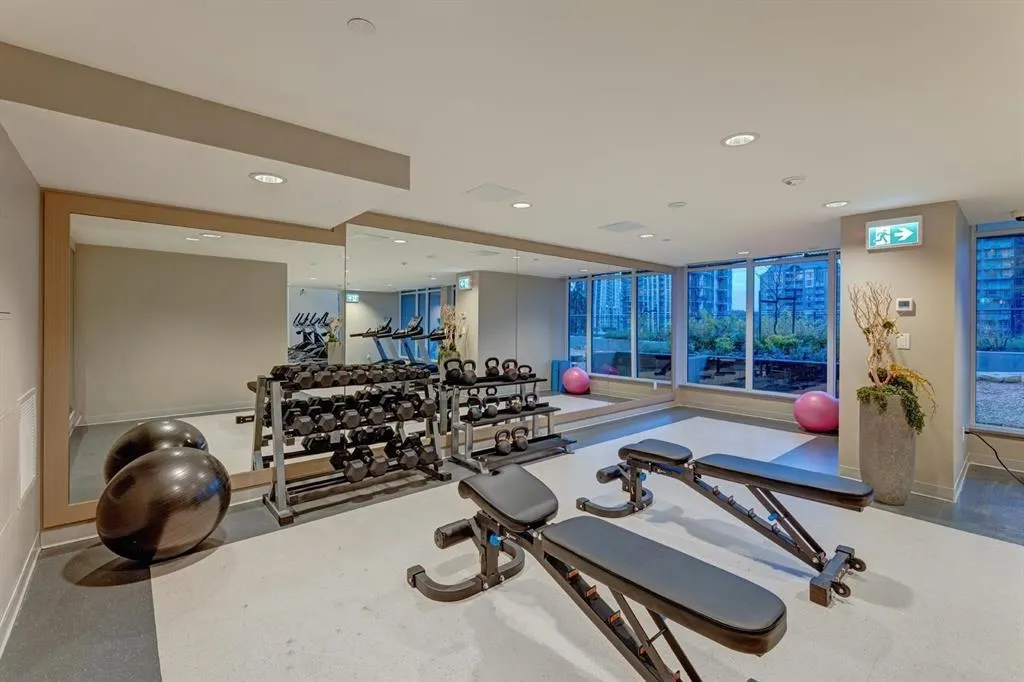 2405 1182 Westwood Street