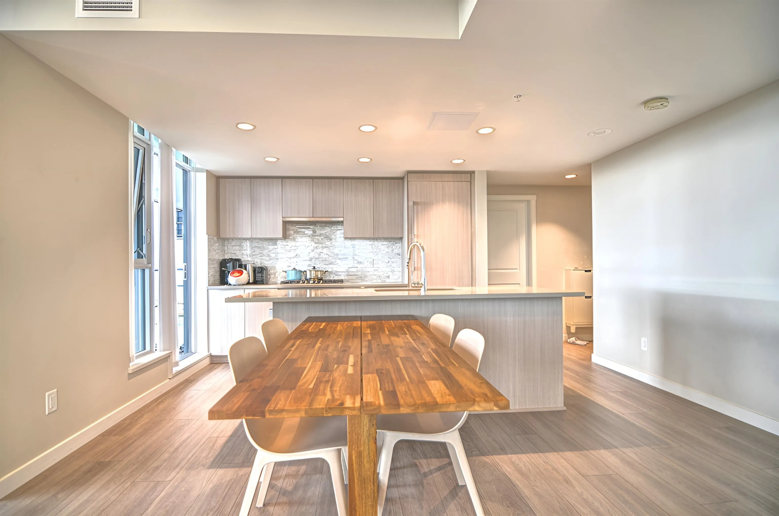 2405 1182 Westwood Street