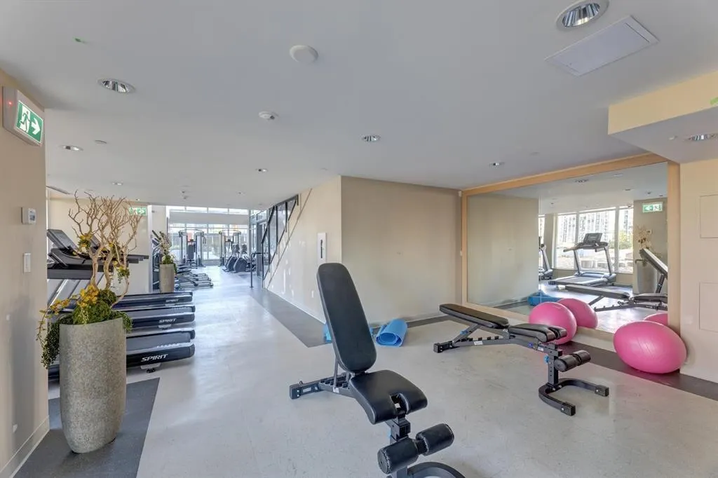 2405 1182 Westwood Street