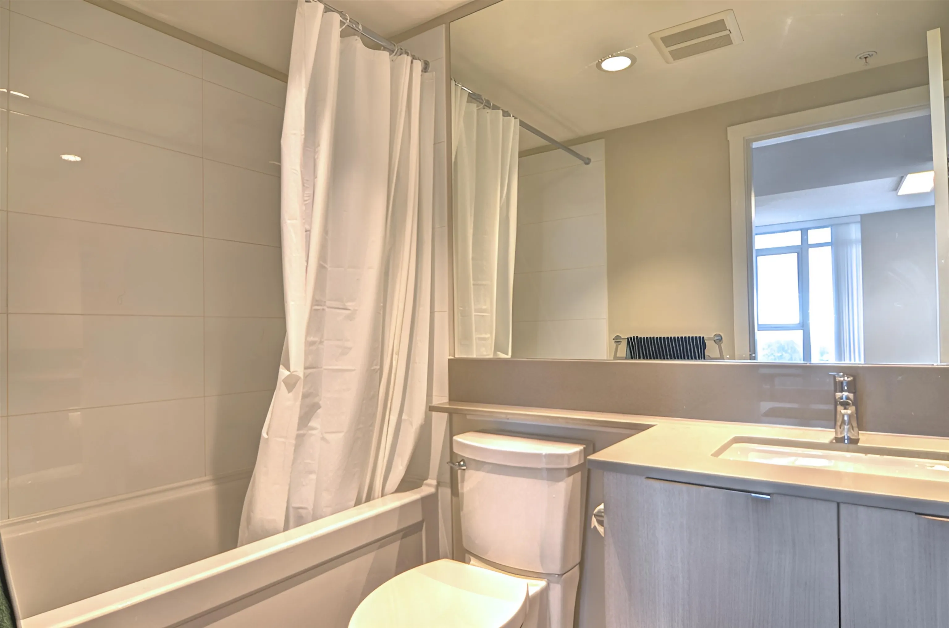 2405 1182 Westwood Street