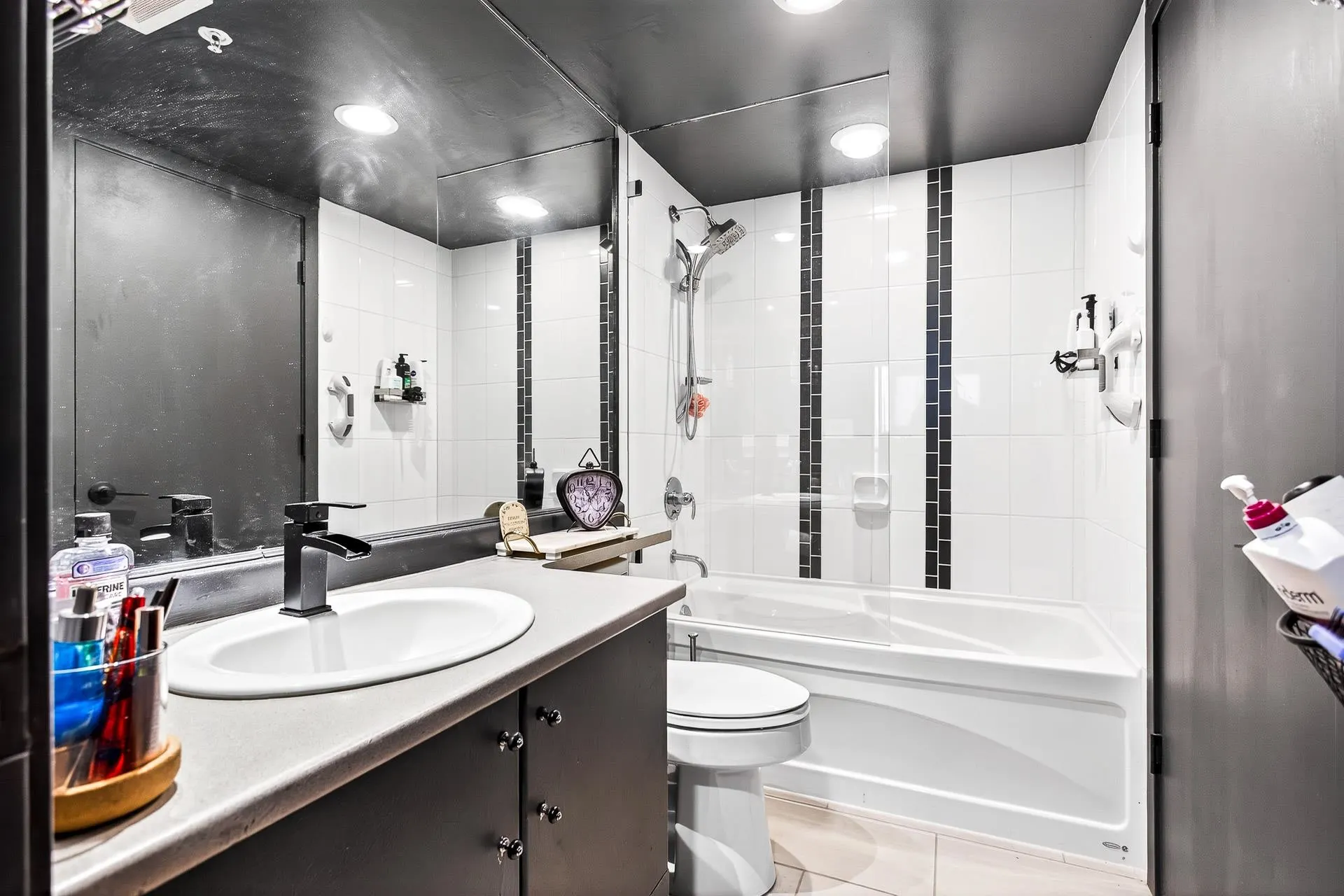 1101 7178 Collier Street