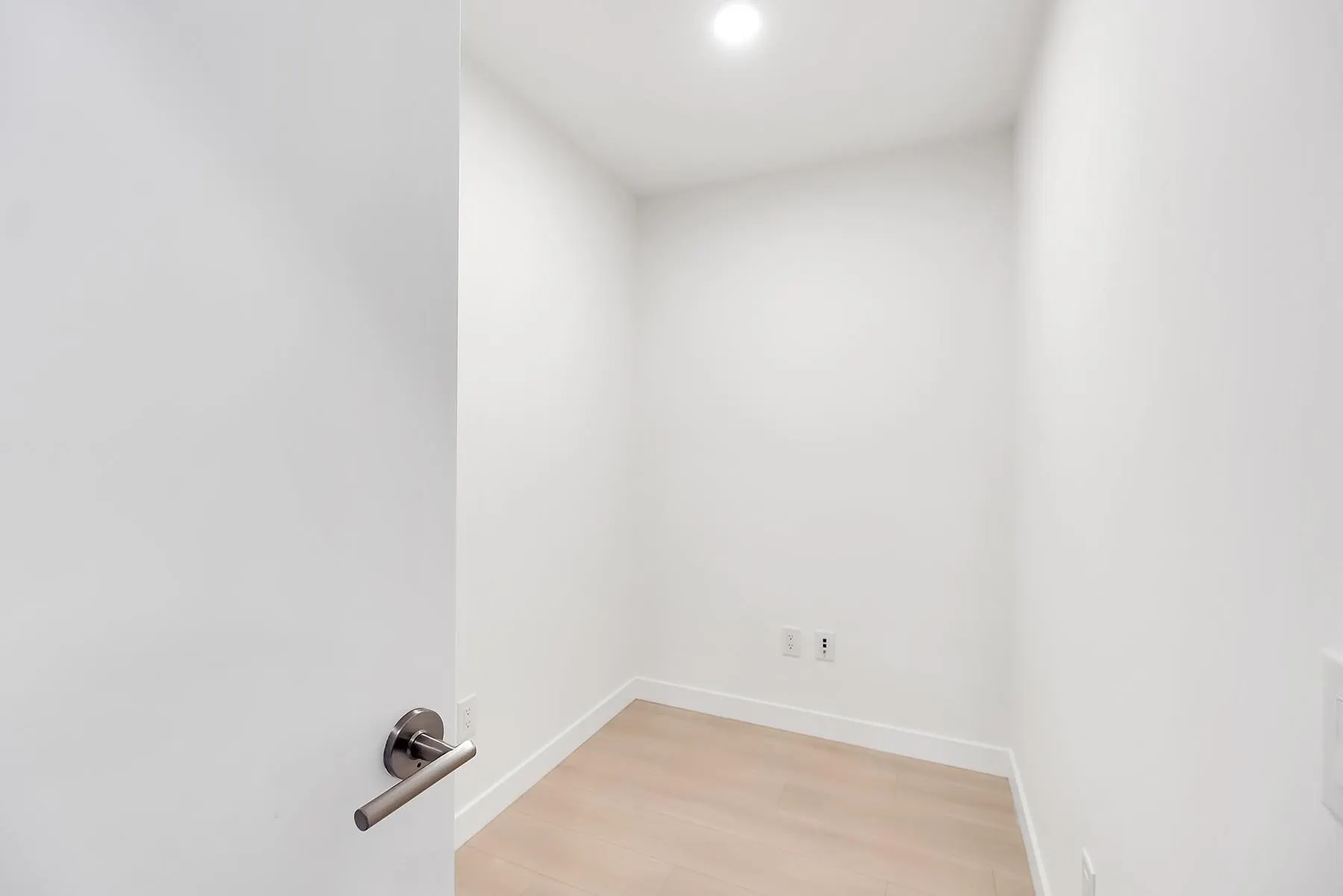 2304 626 Claremont Street