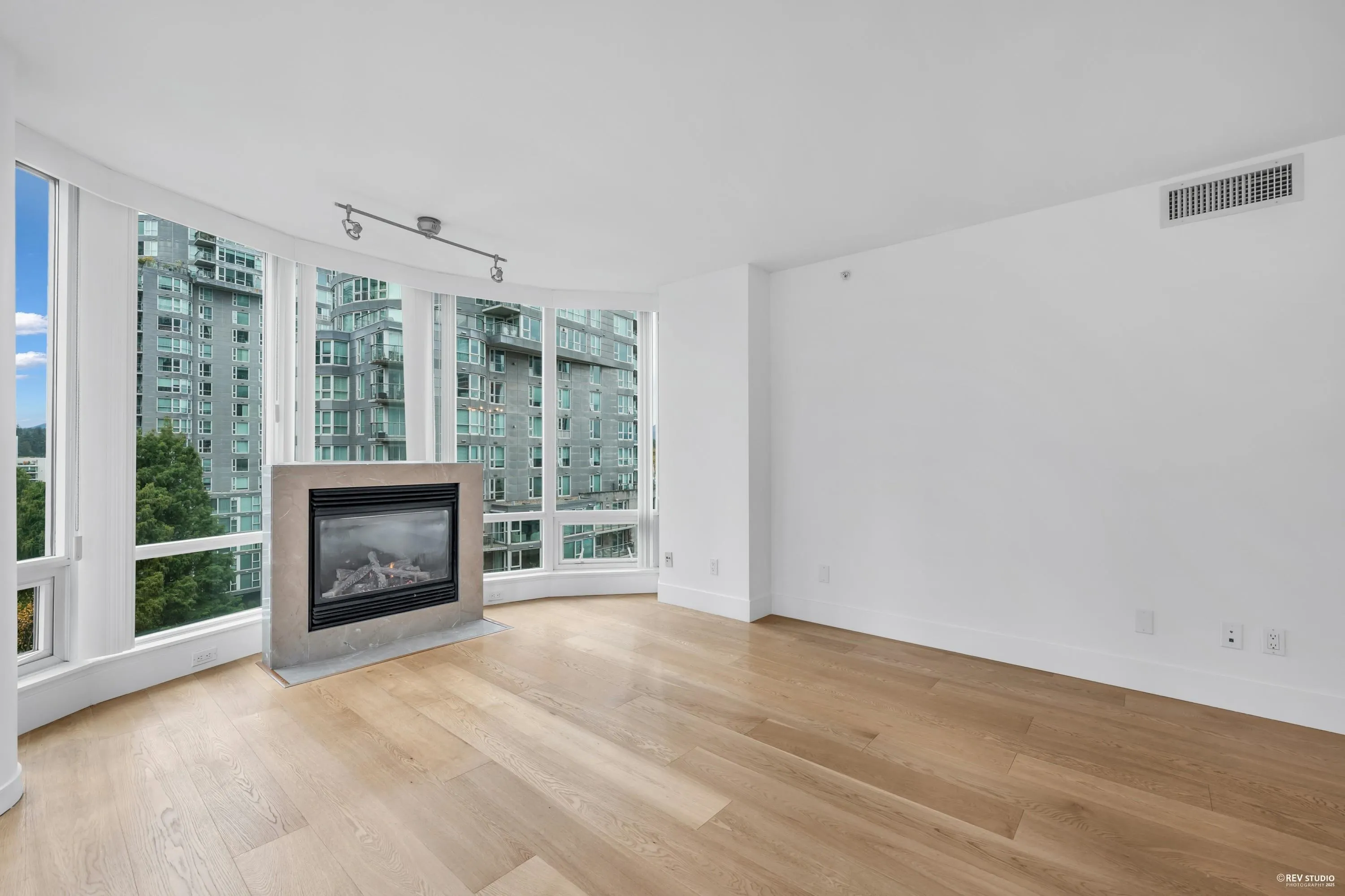 806 590 Nicola Street