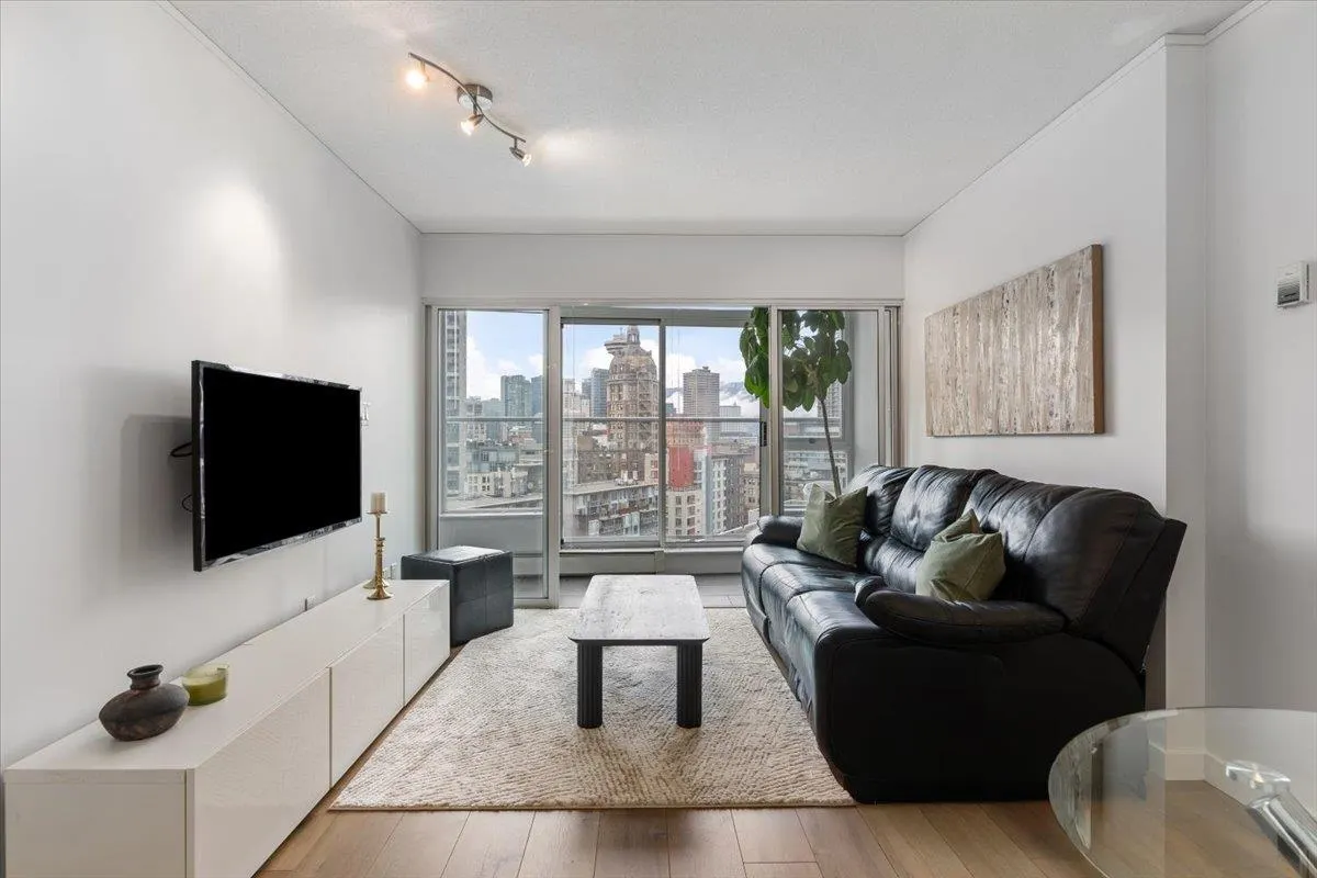 1805 58 Keefer Place