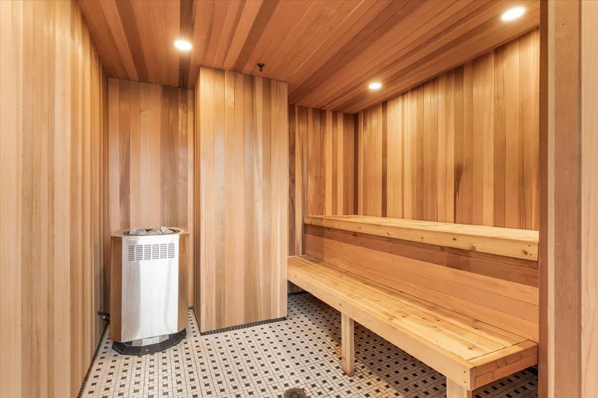 1805 58 Keefer Place