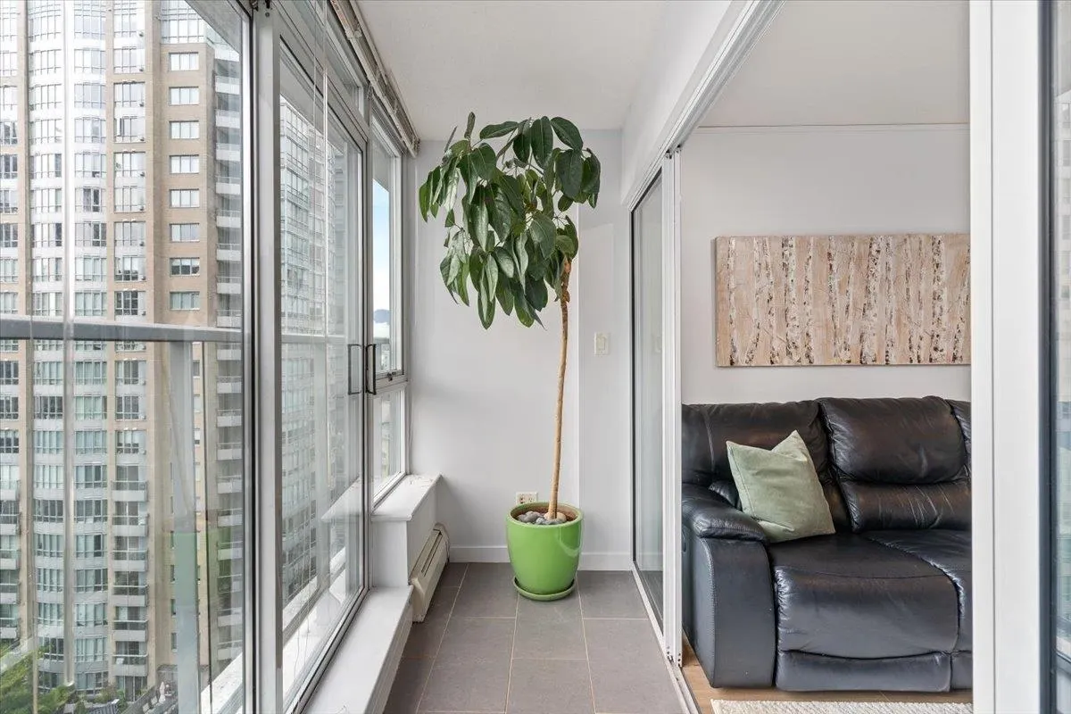 1805 58 Keefer Place