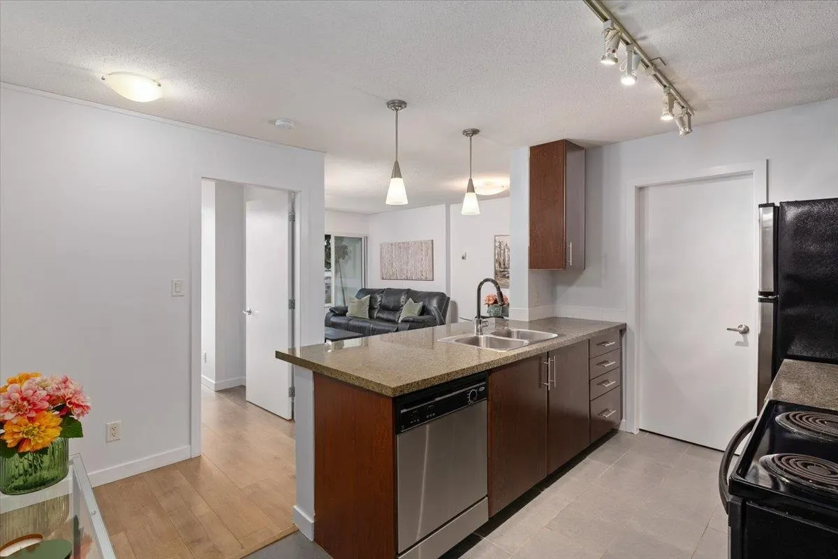 1805 58 Keefer Place