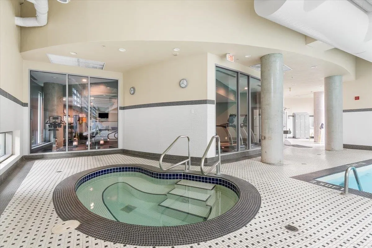 1805 58 Keefer Place