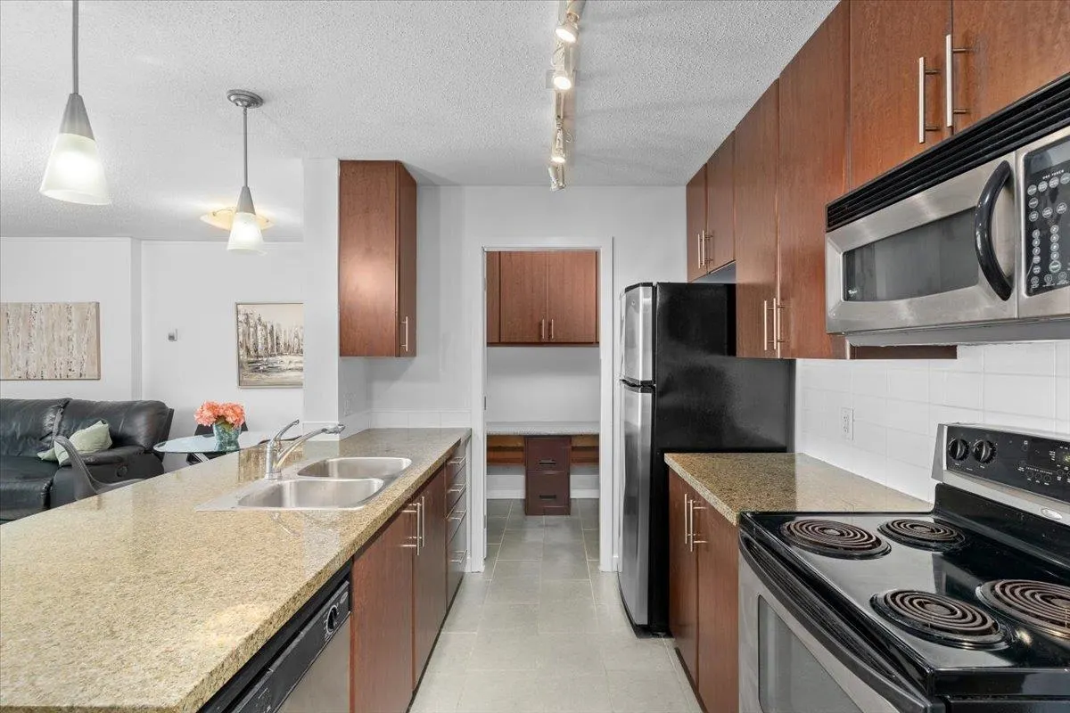 1805 58 Keefer Place