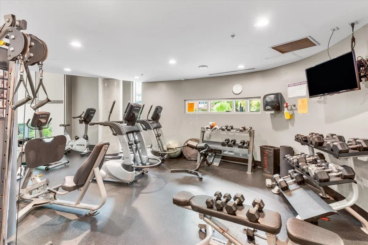 1805 58 Keefer Place