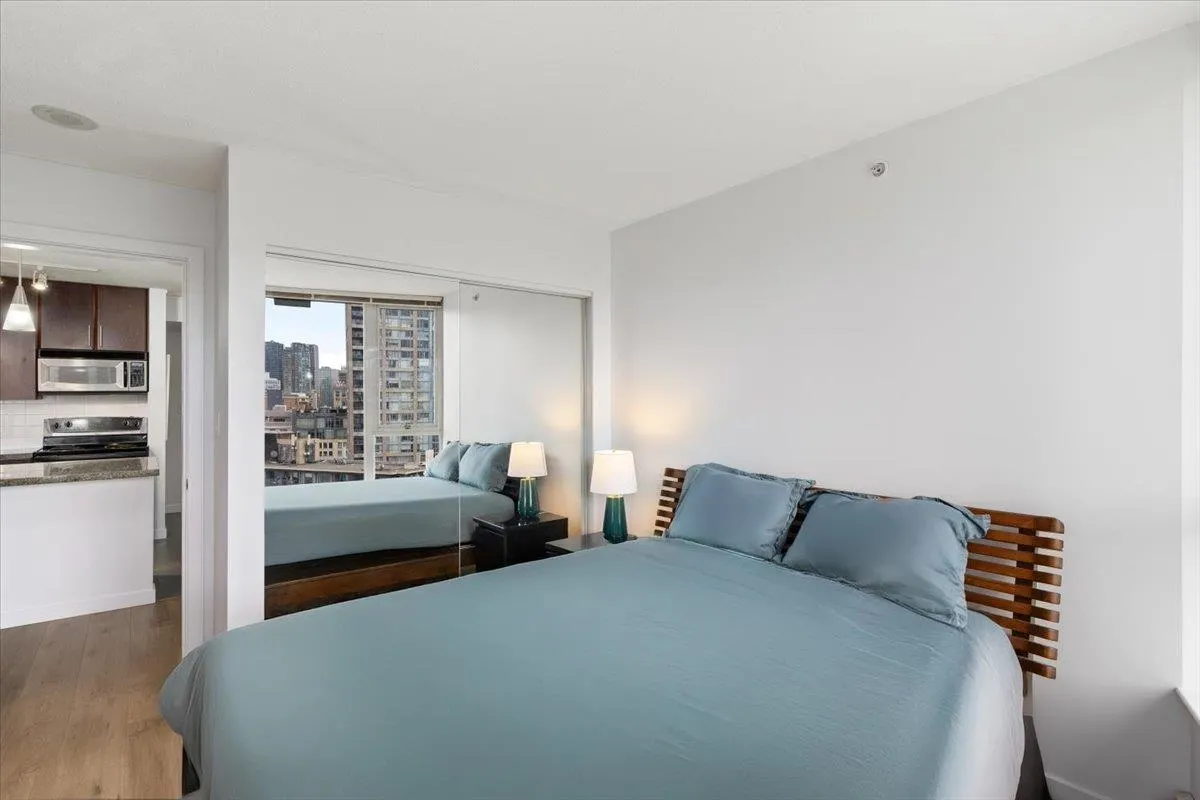 1805 58 Keefer Place