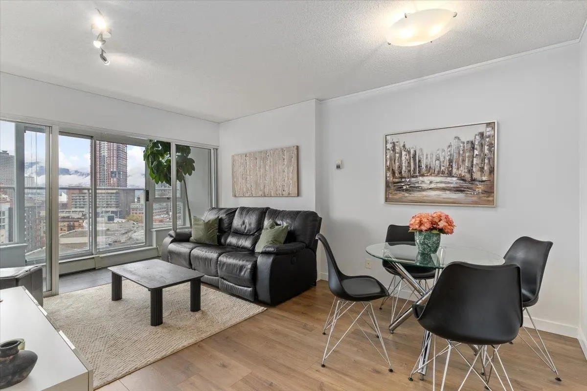 1805 58 Keefer Place