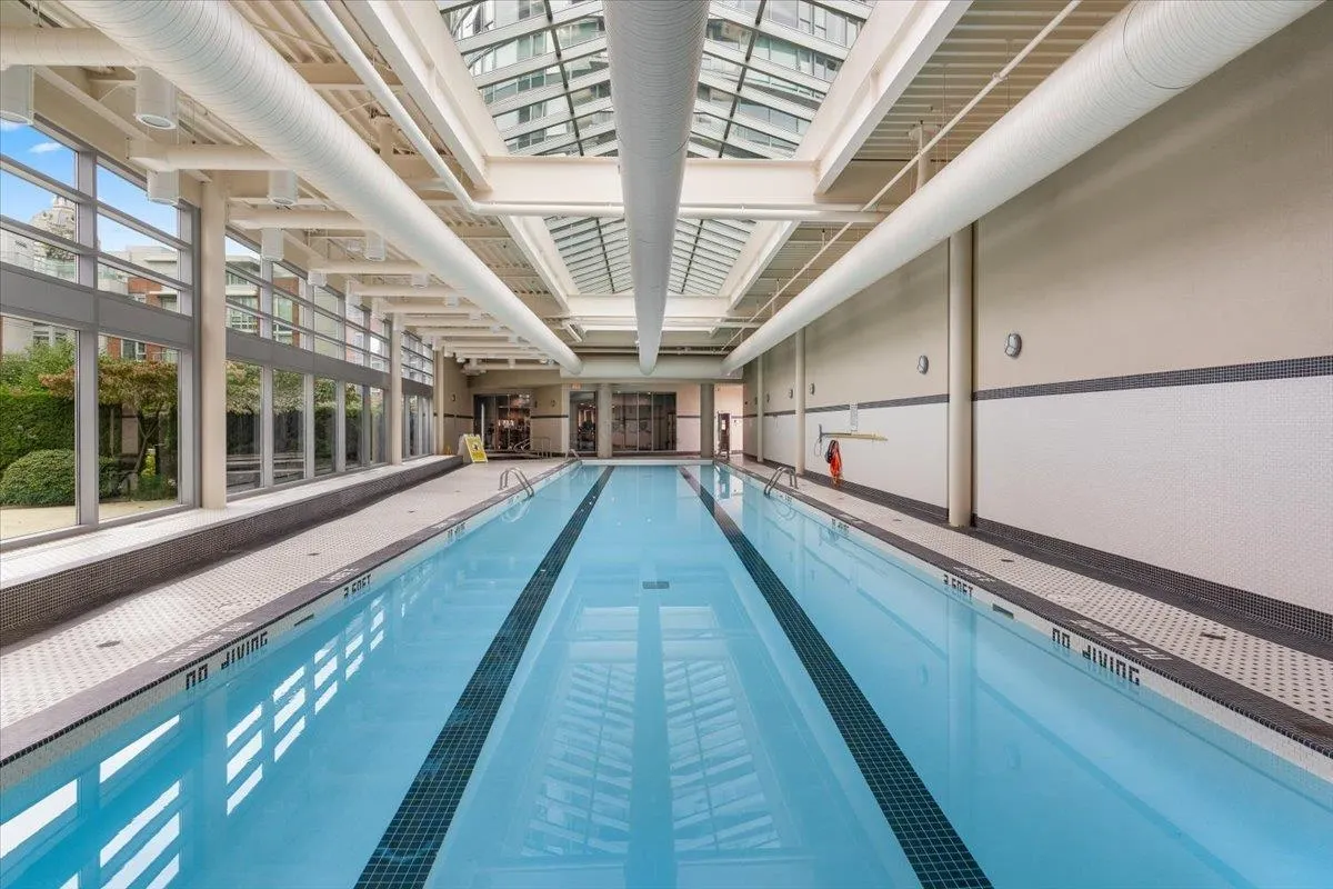 1805 58 Keefer Place