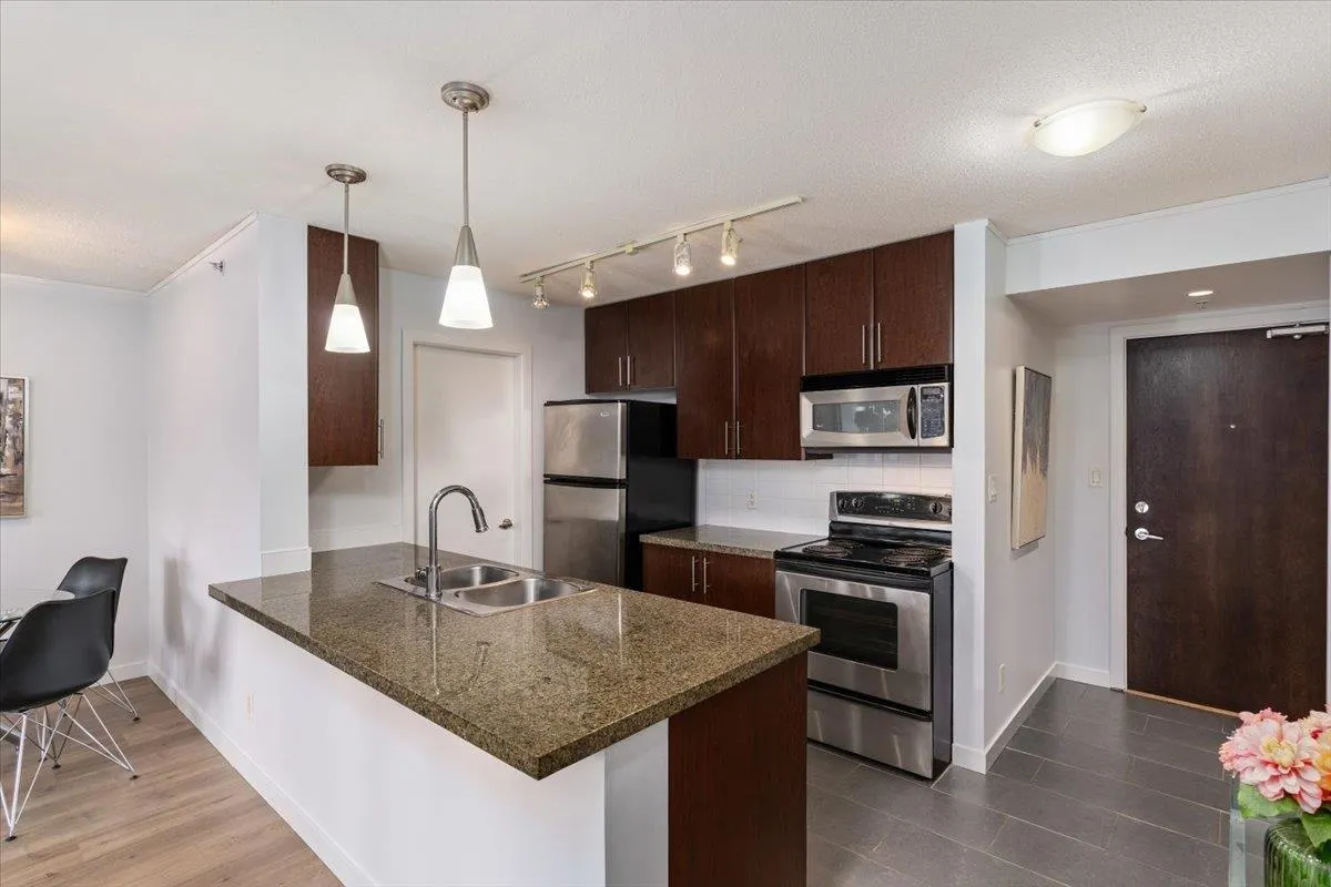 1805 58 Keefer Place