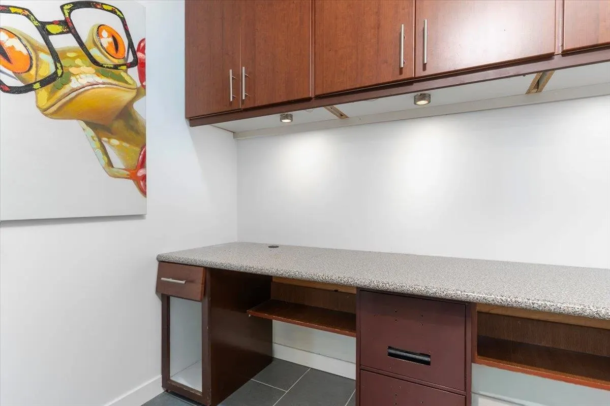 1805 58 Keefer Place