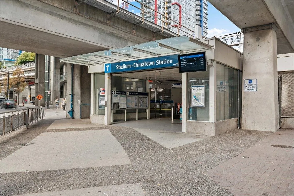 1805 58 Keefer Place