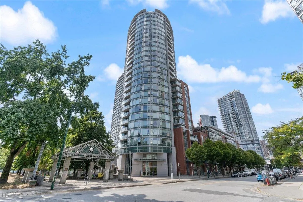 1805 58 Keefer Place