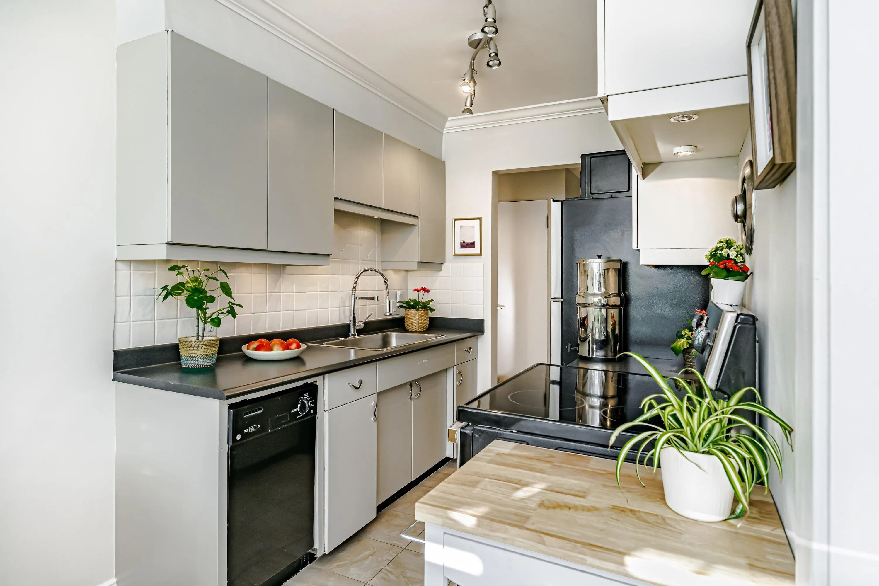 305 2430 Point Grey Road