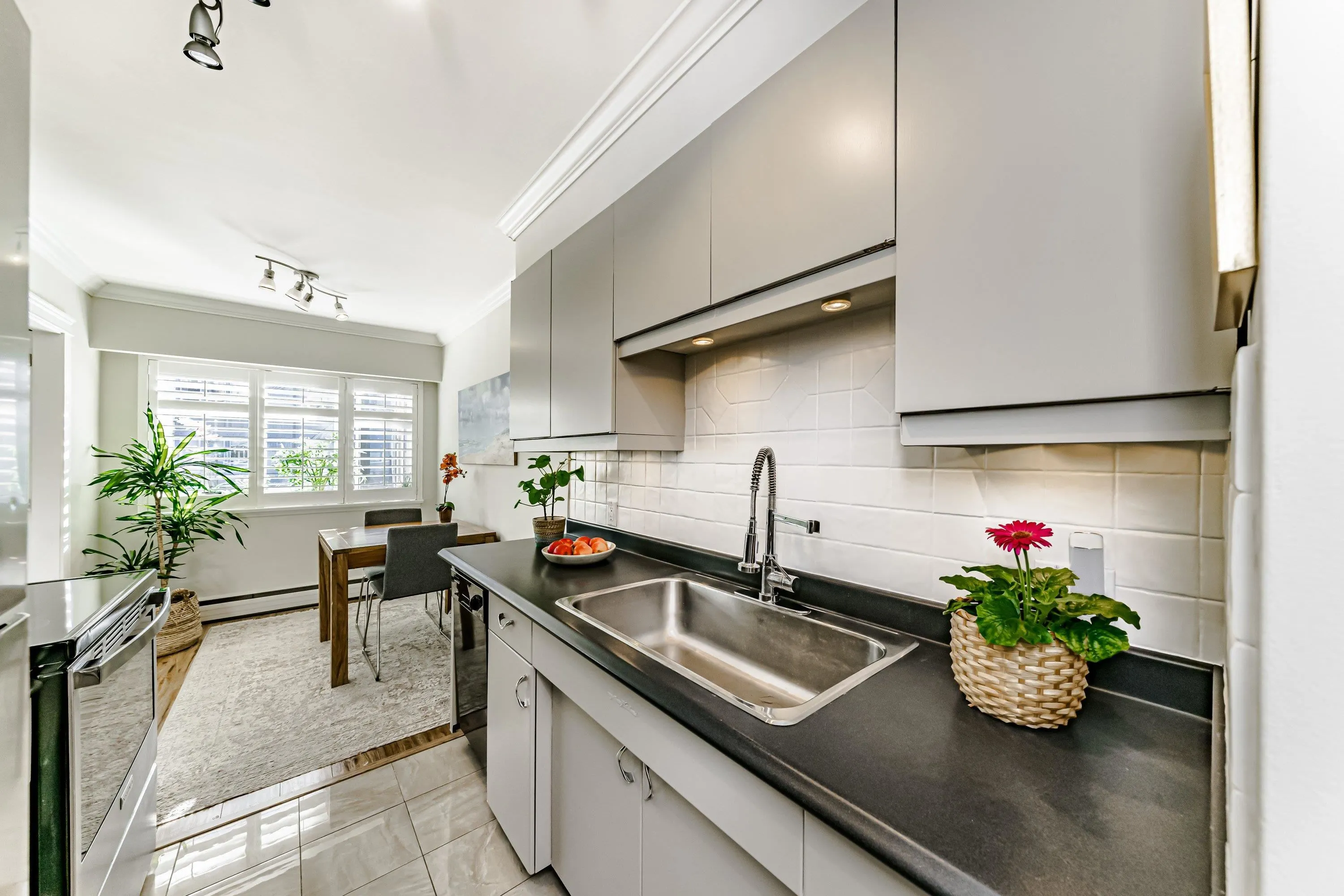 305 2430 Point Grey Road