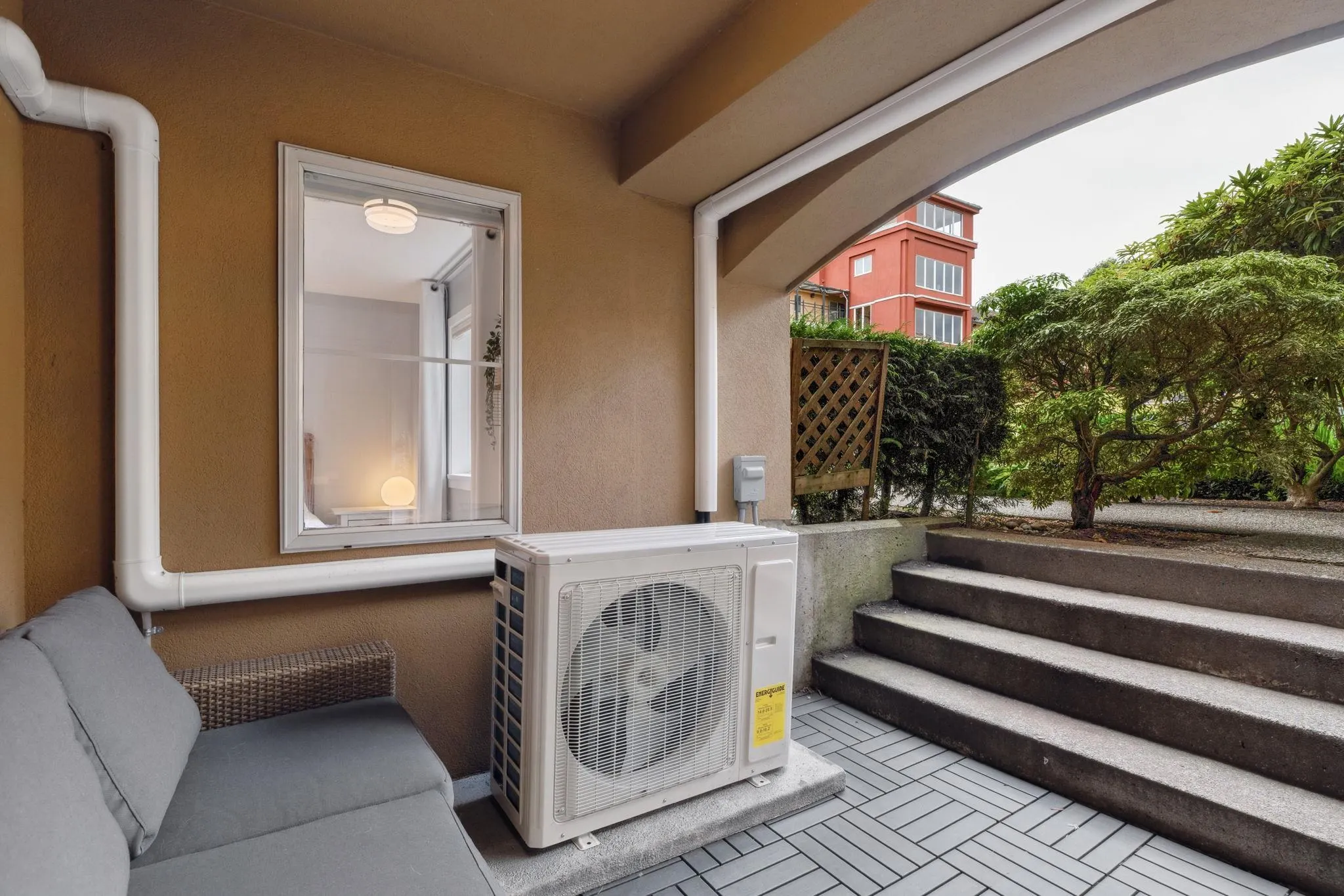 104 6 Renaissance Square