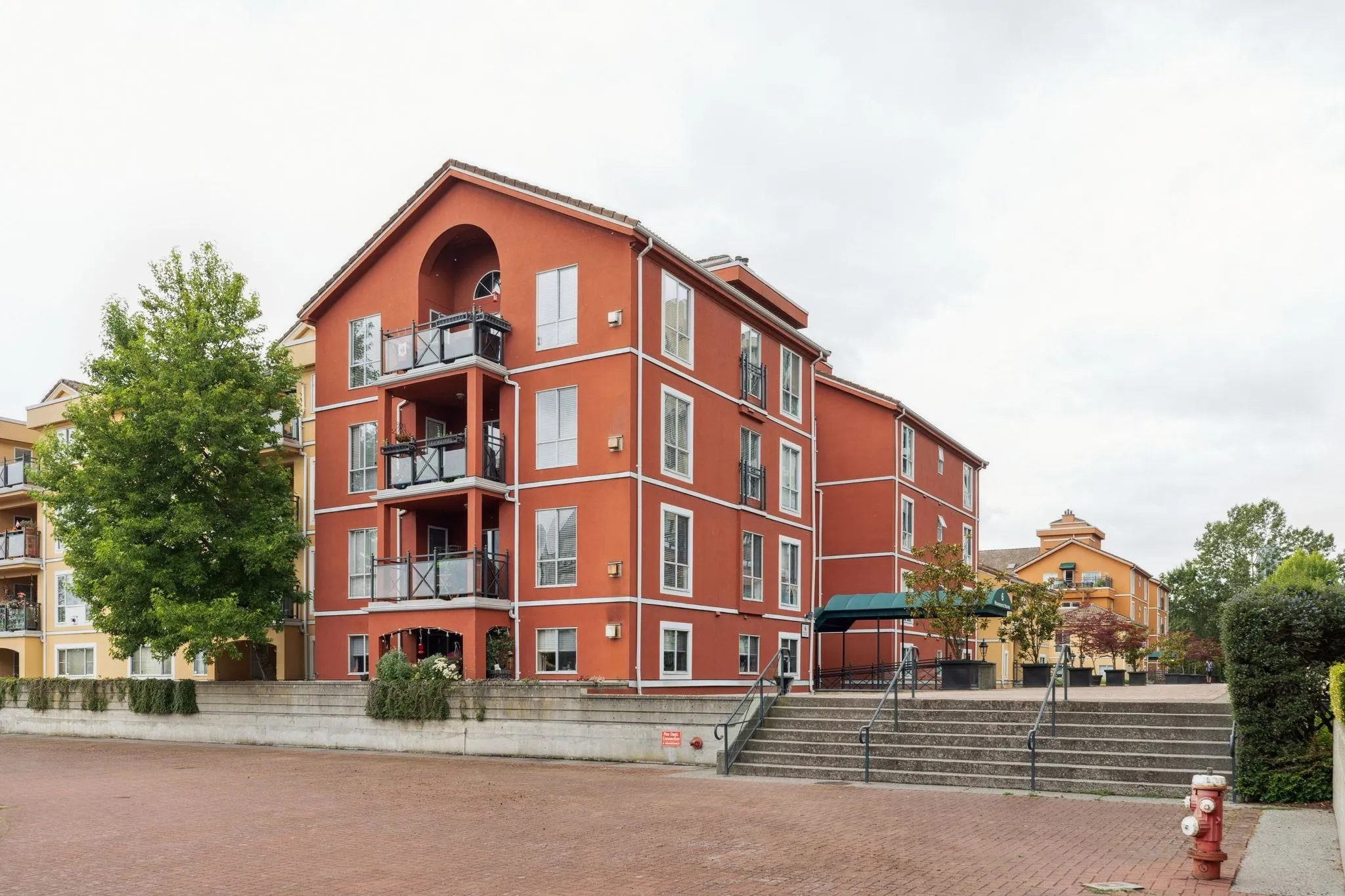 104 6 Renaissance Square