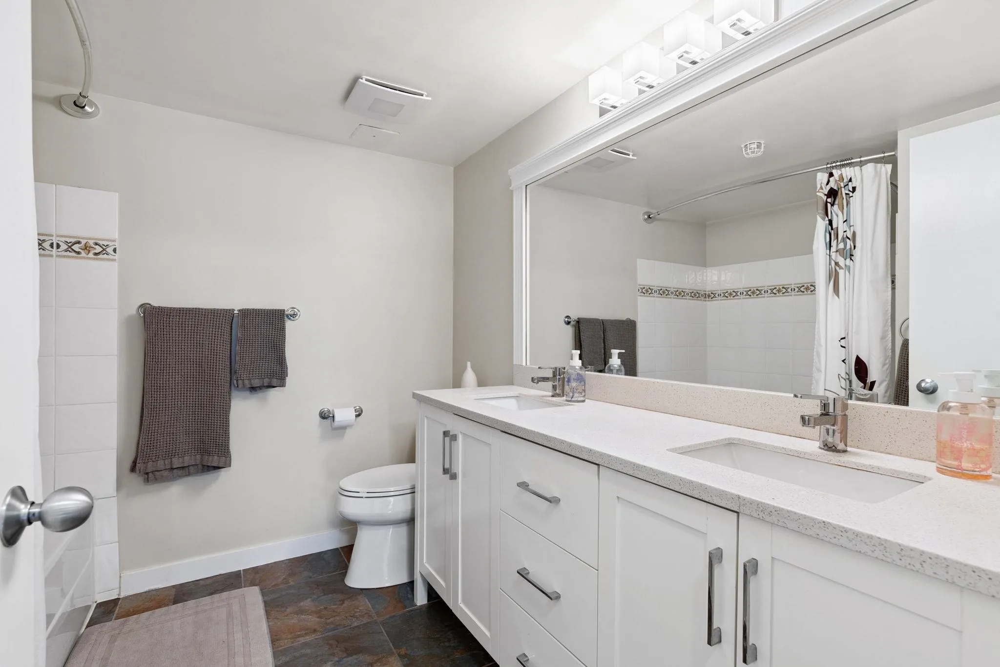 104 6 Renaissance Square