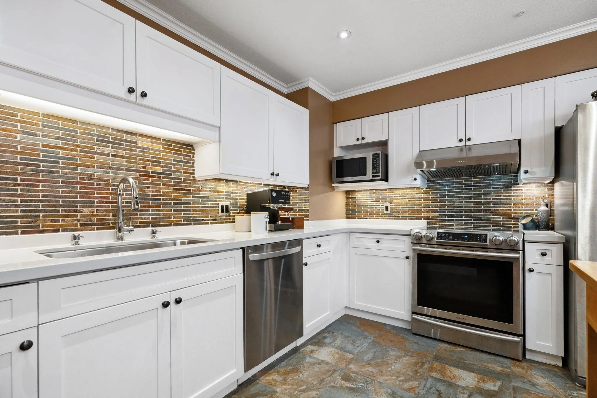 104 6 Renaissance Square