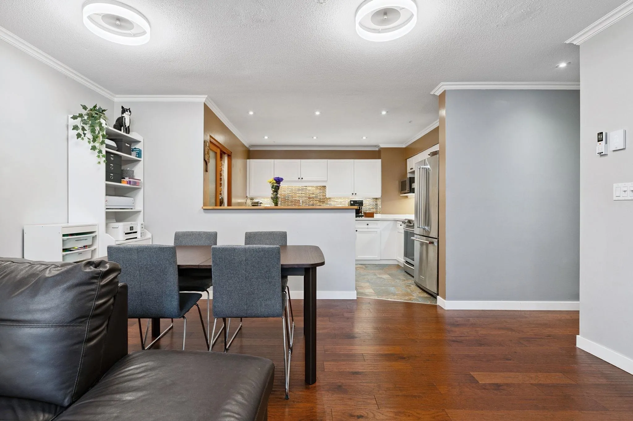 104 6 Renaissance Square