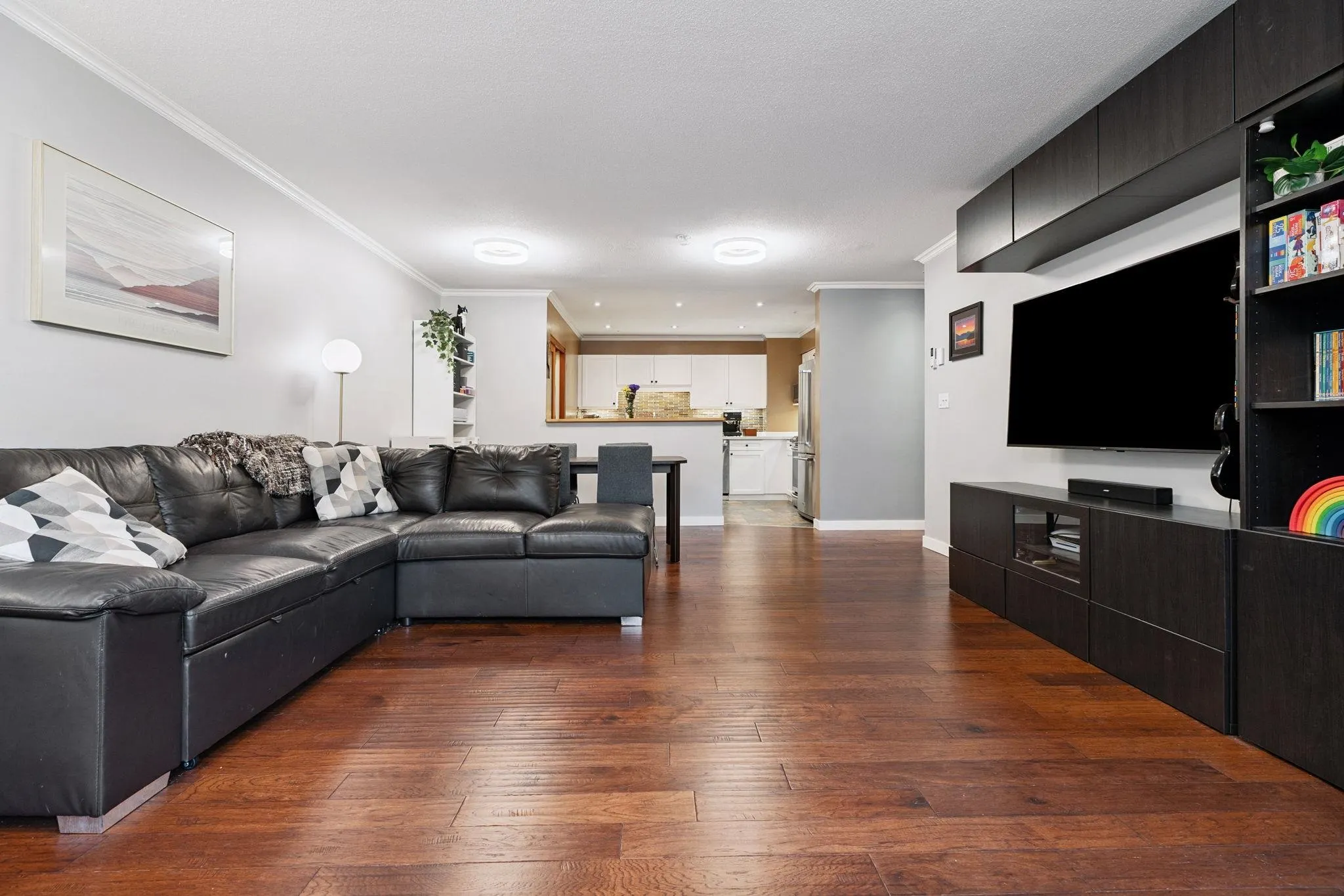 104 6 Renaissance Square