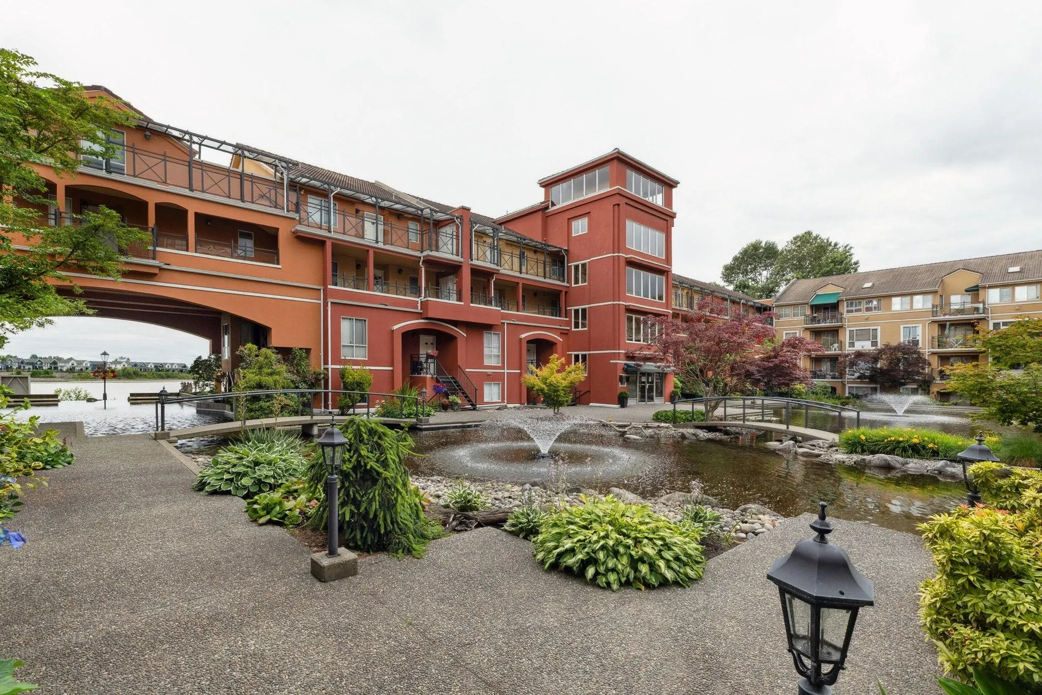 104 6 Renaissance Square