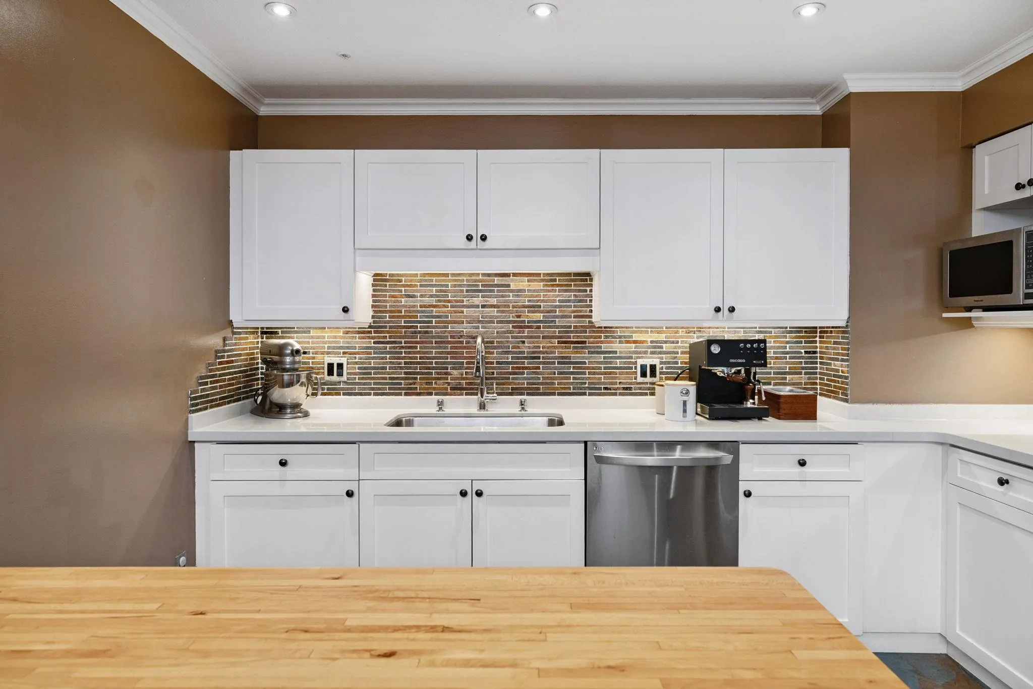 104 6 Renaissance Square