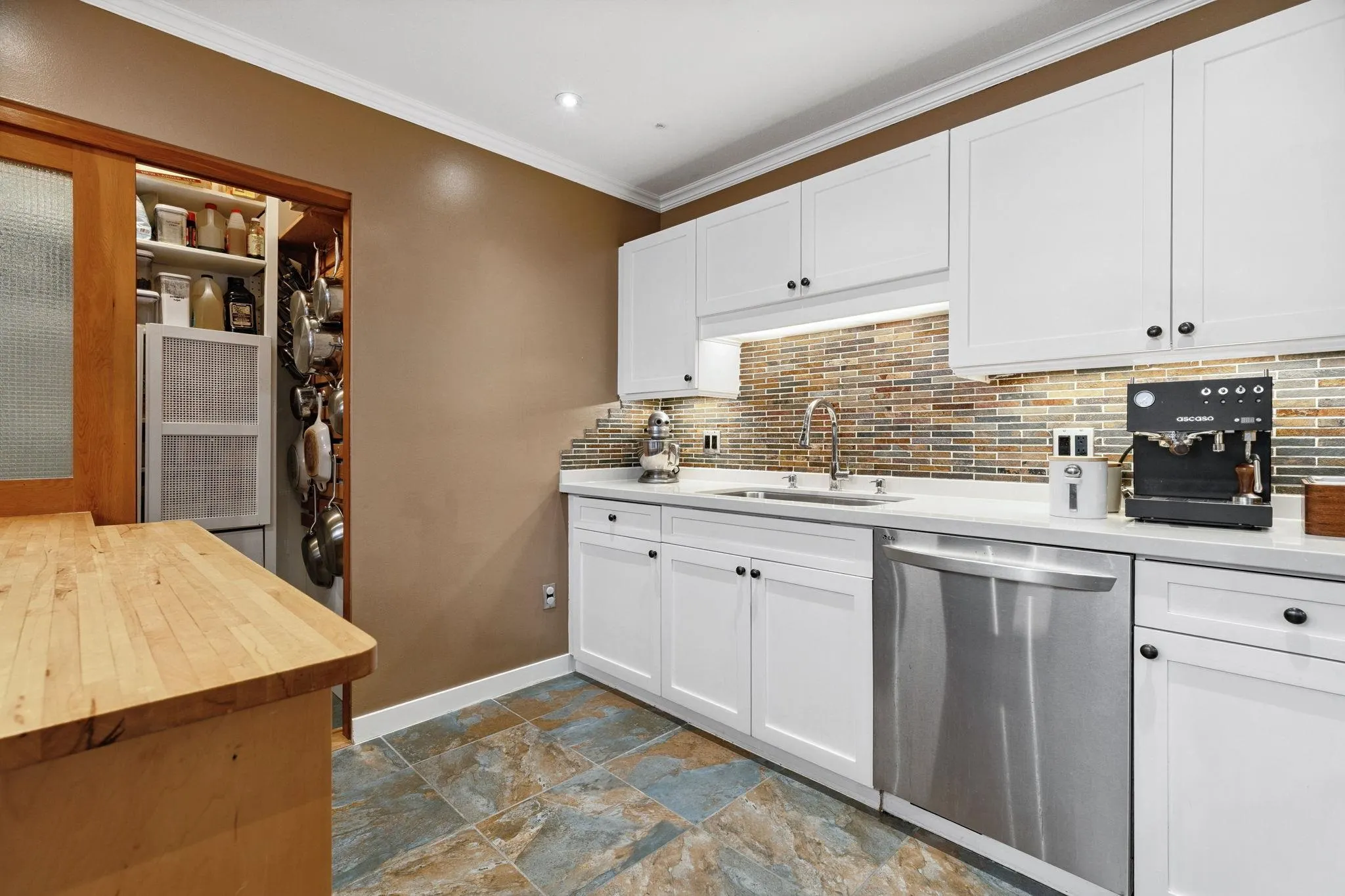 104 6 Renaissance Square