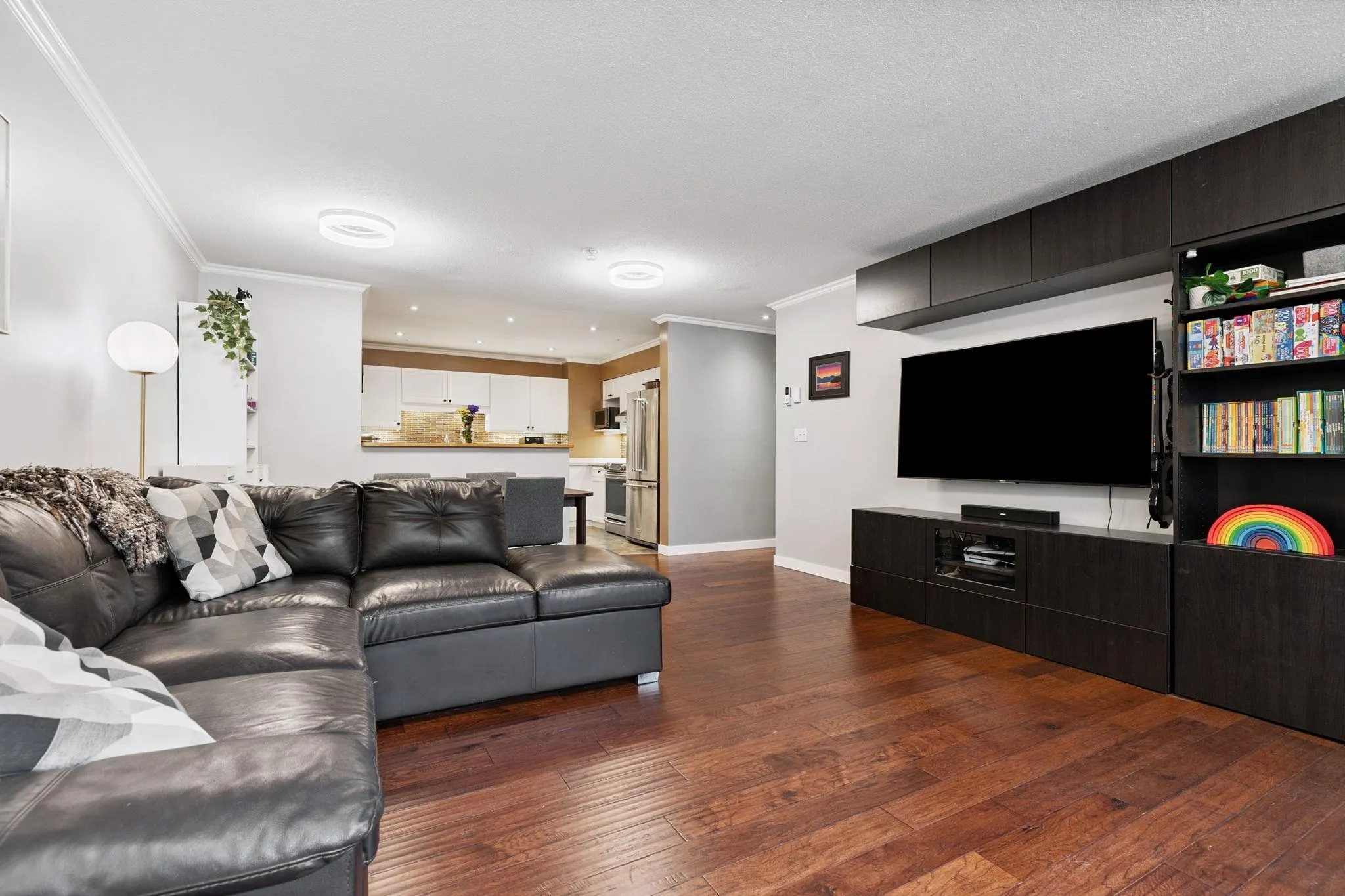 104 6 Renaissance Square