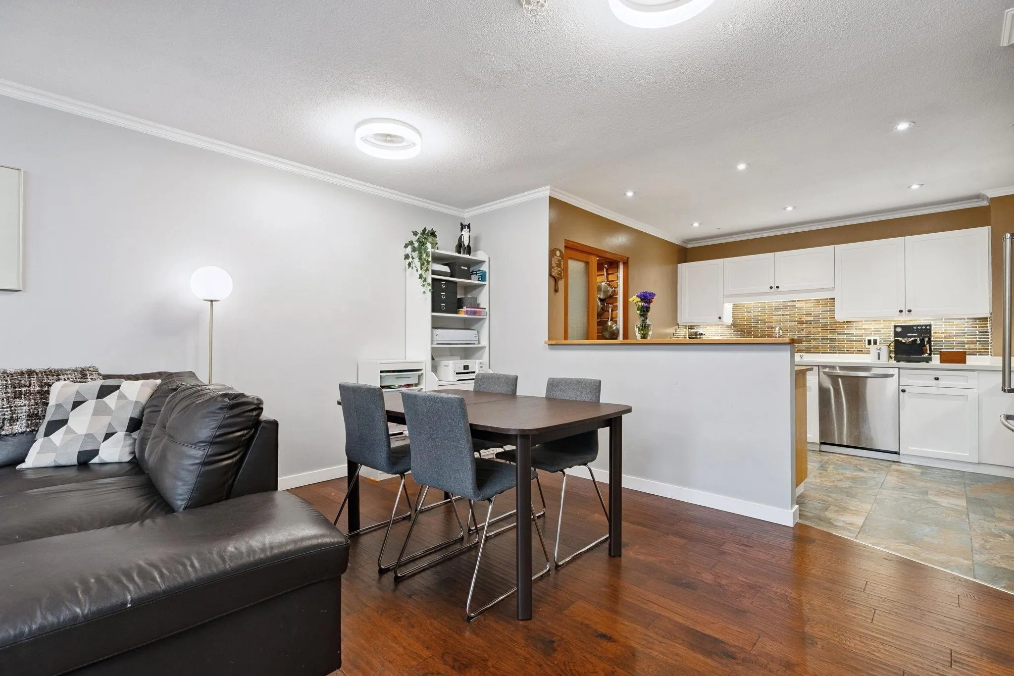 104 6 Renaissance Square