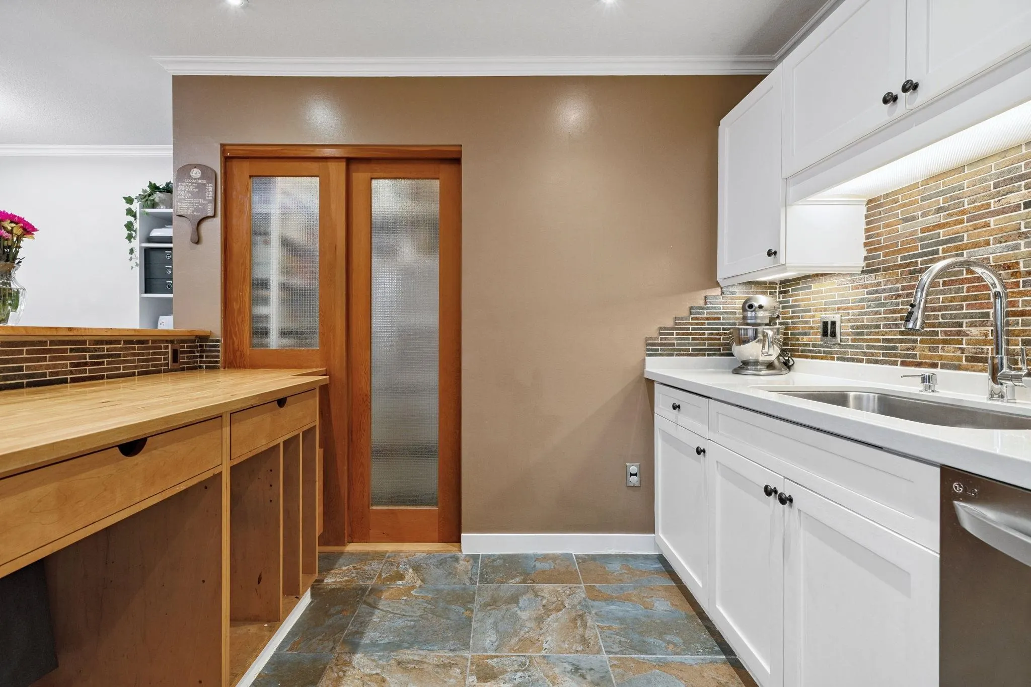 104 6 Renaissance Square