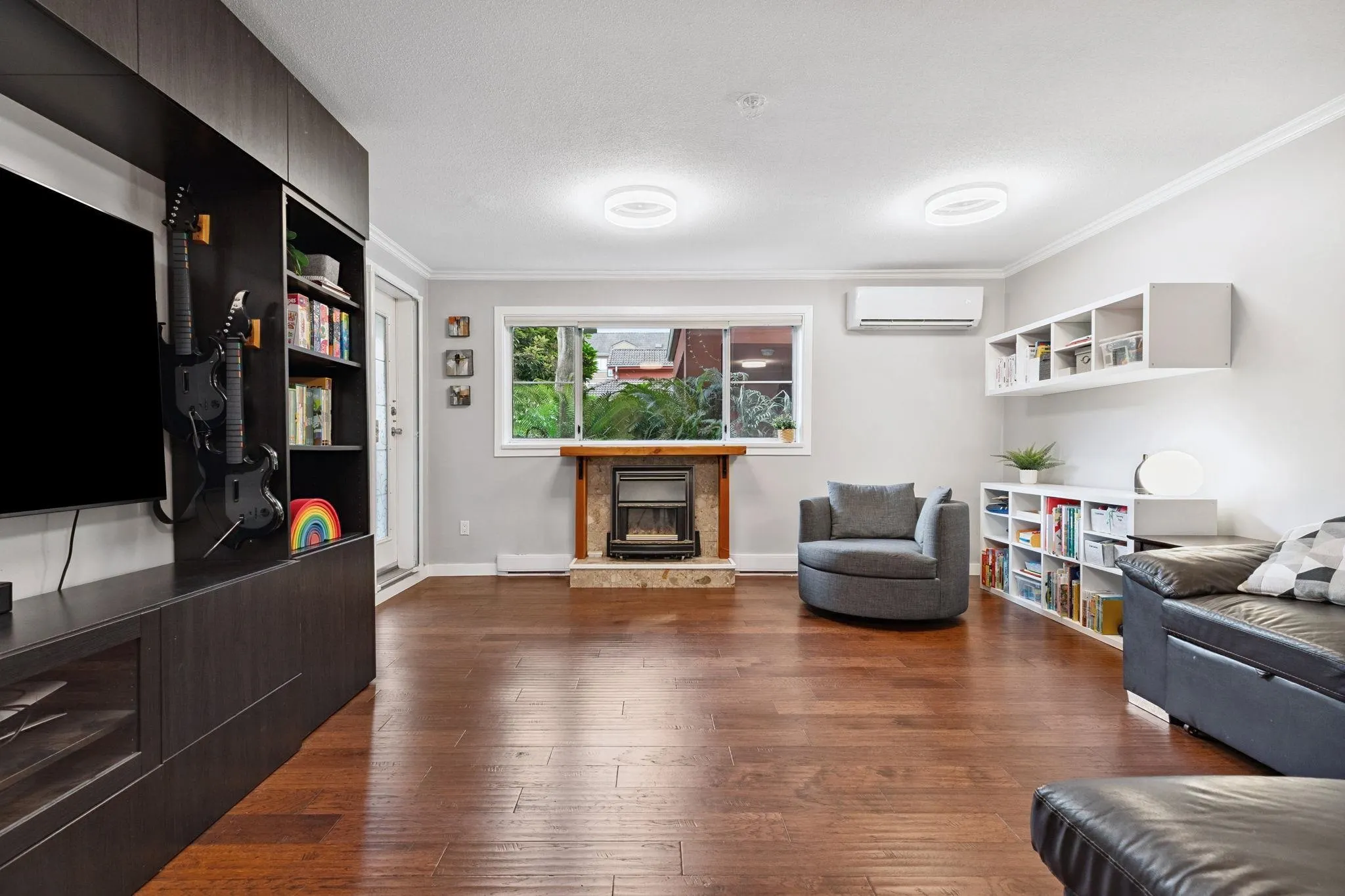 104 6 Renaissance Square