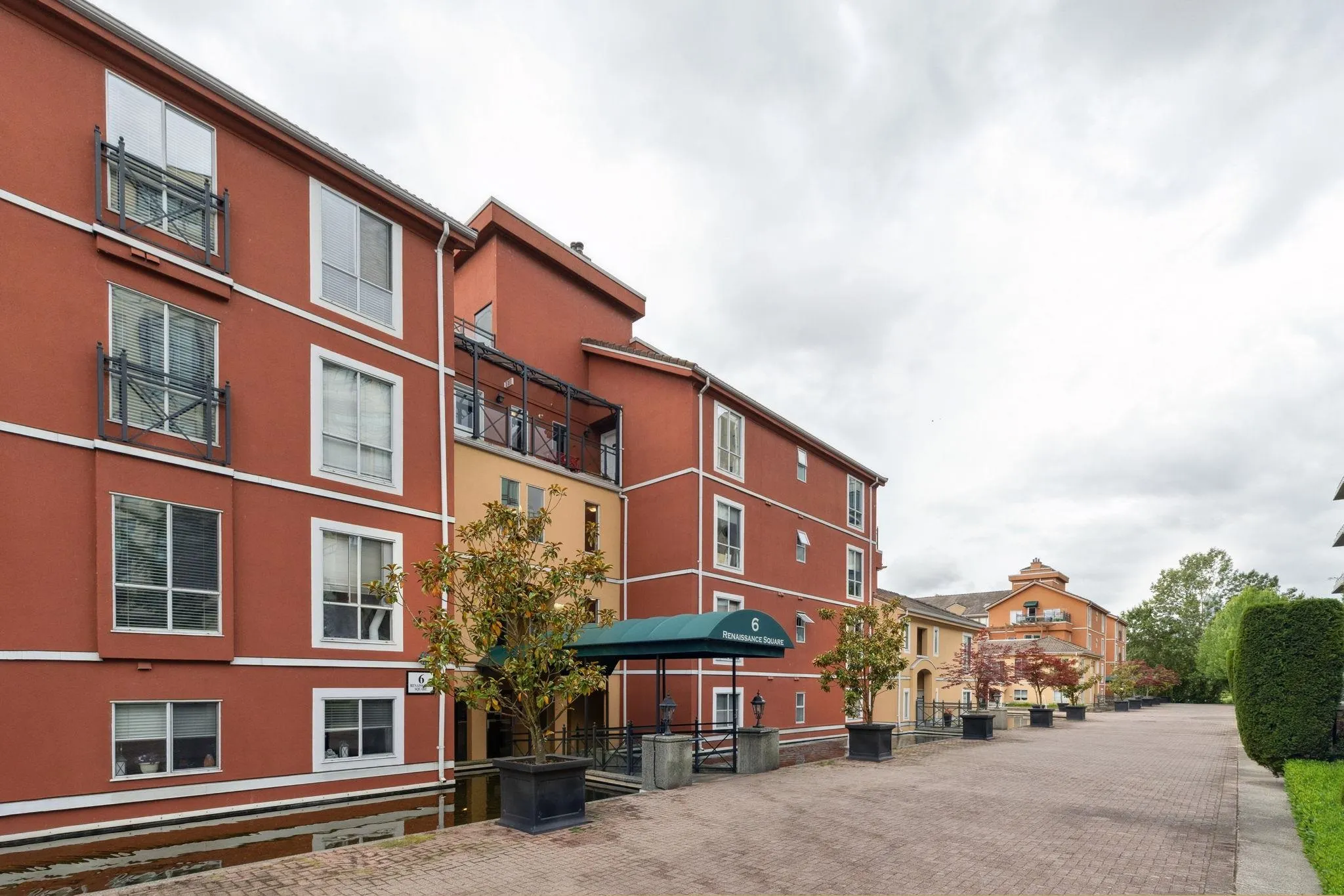 104 6 Renaissance Square