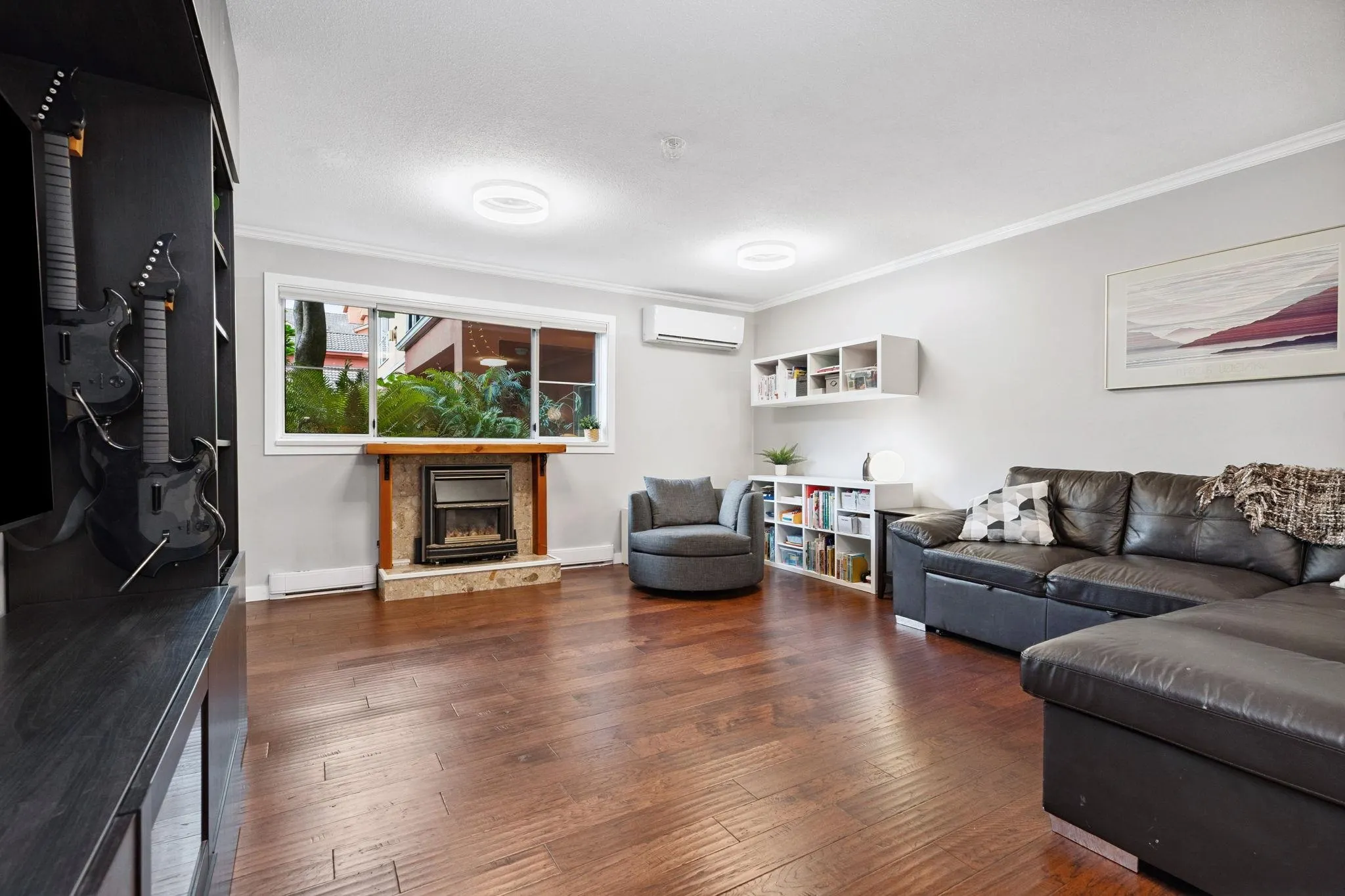 104 6 Renaissance Square