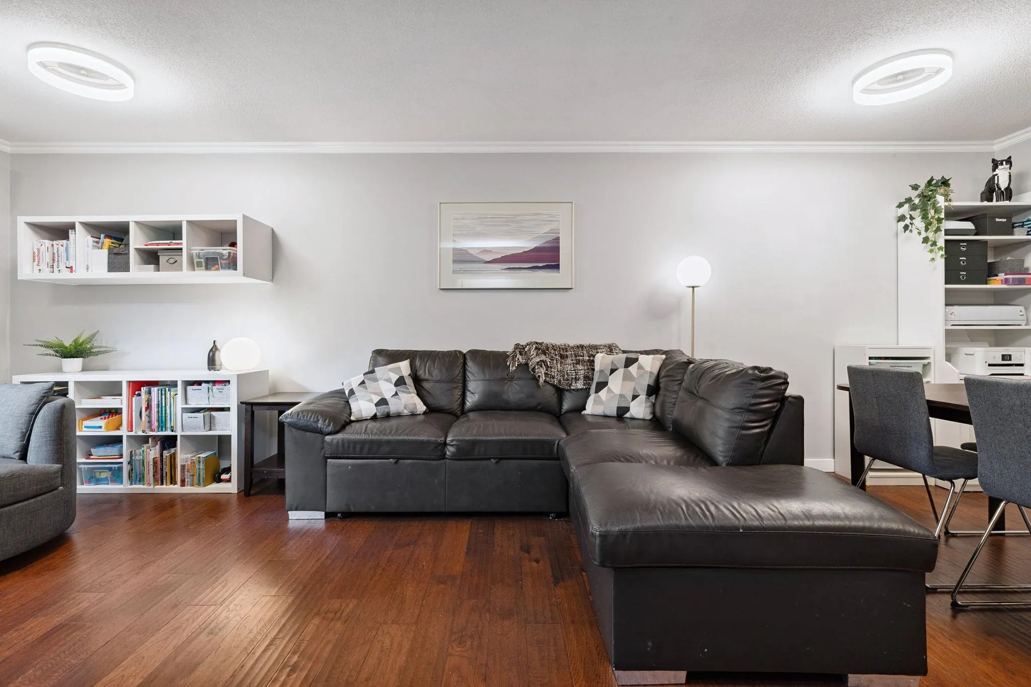 104 6 Renaissance Square