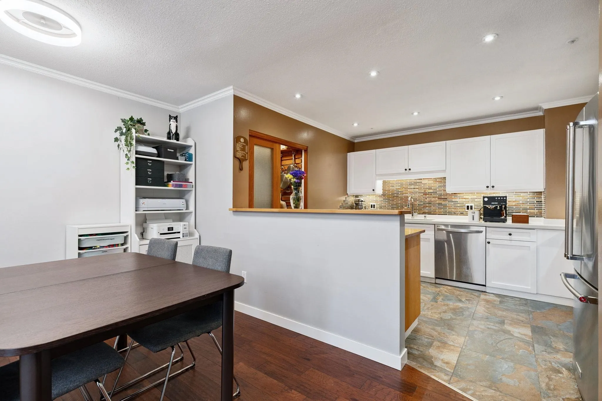 104 6 Renaissance Square