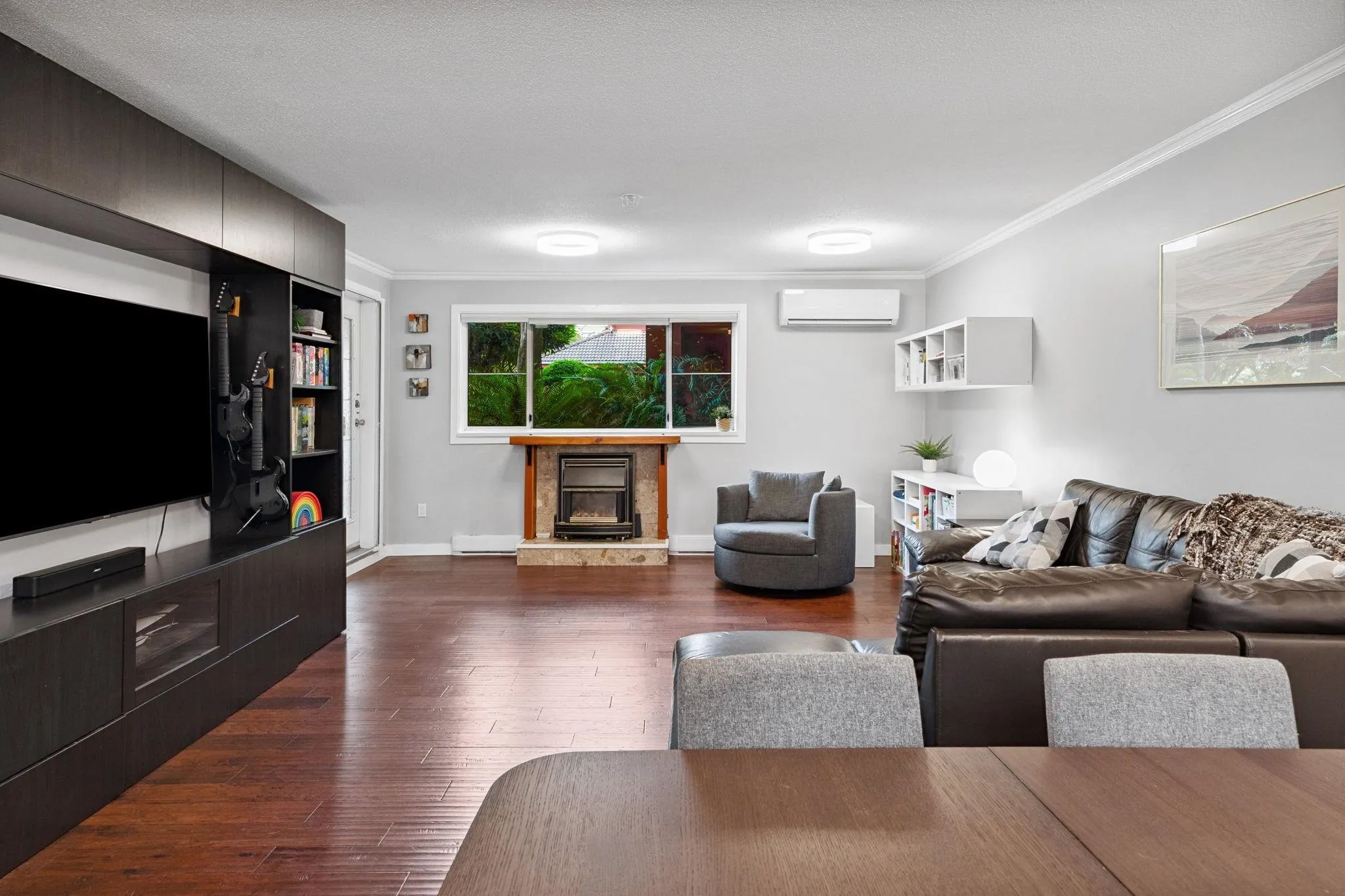 104 6 Renaissance Square