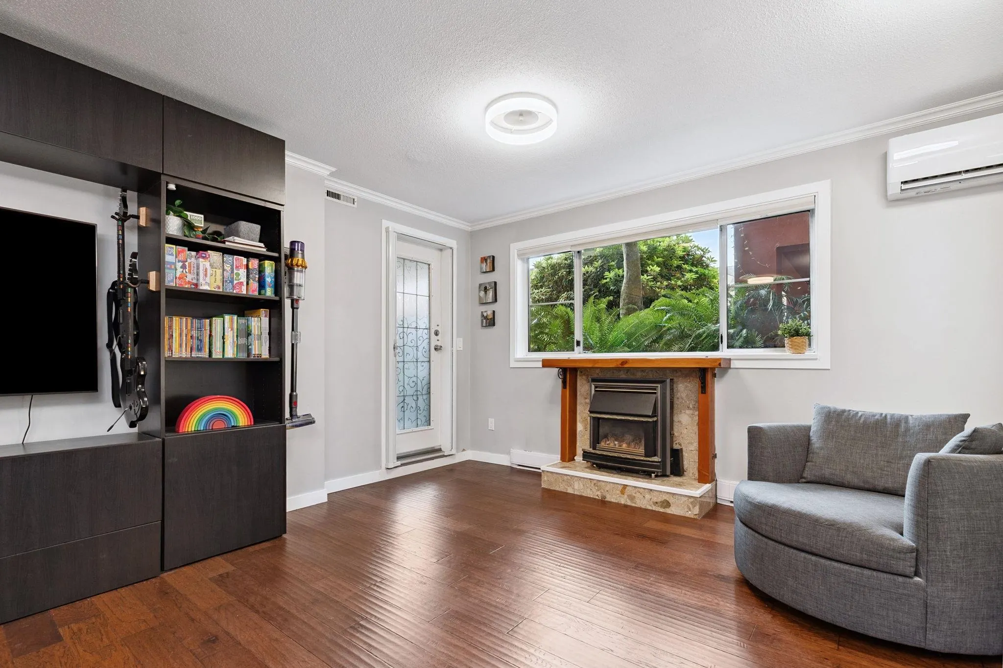 104 6 Renaissance Square