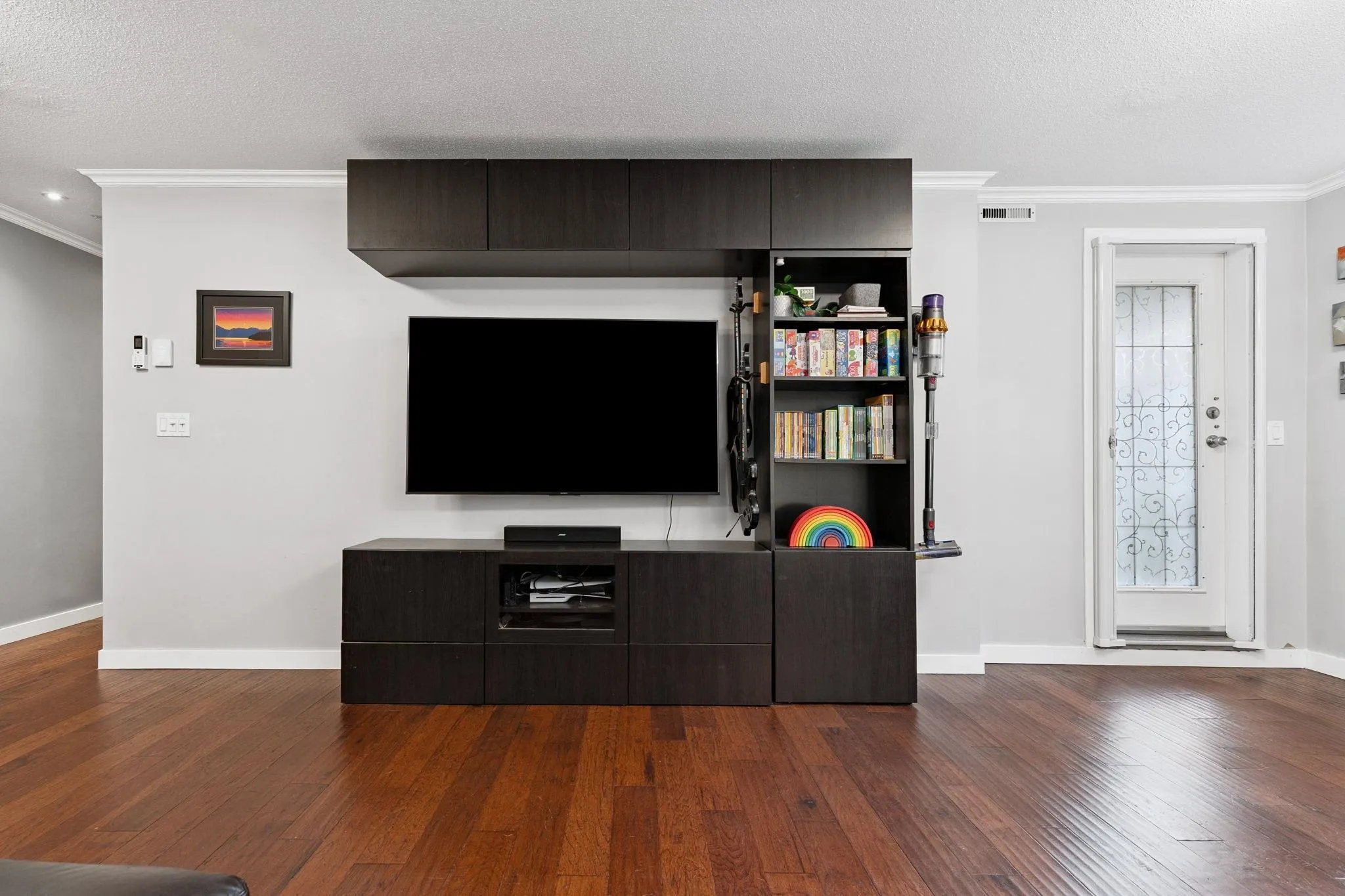 104 6 Renaissance Square