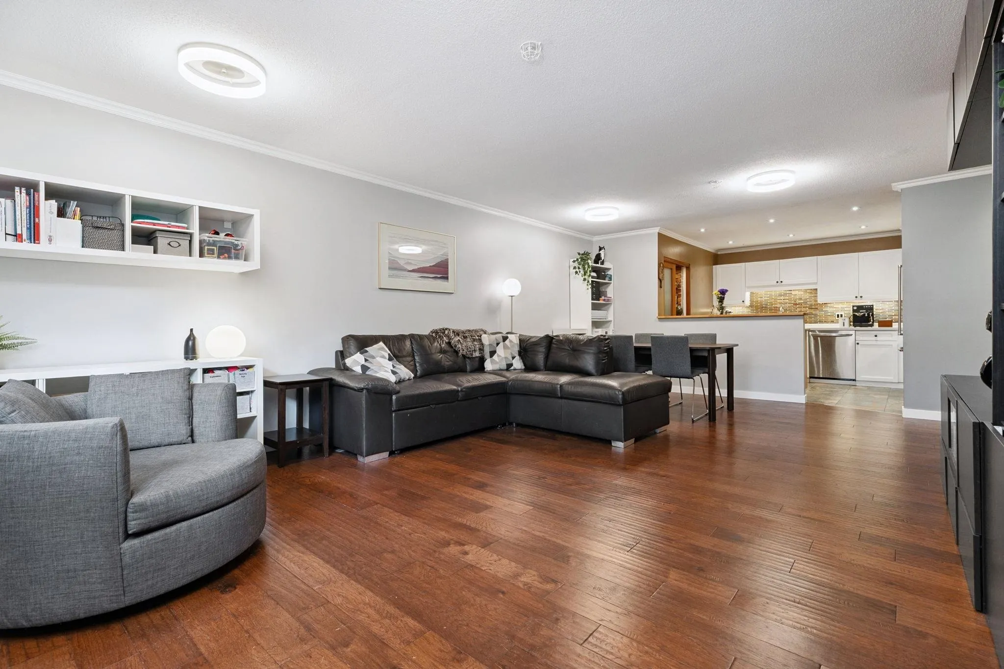 104 6 Renaissance Square